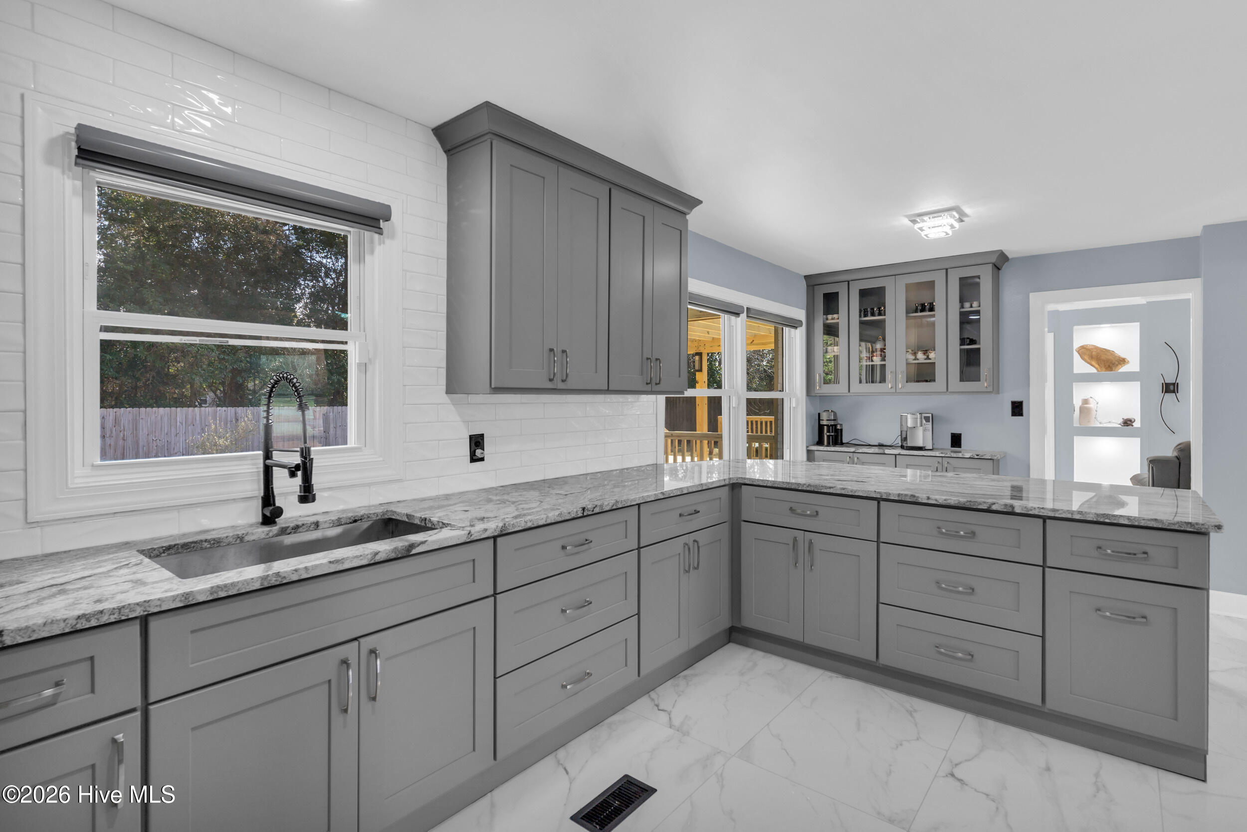 100548646 | Photo 10