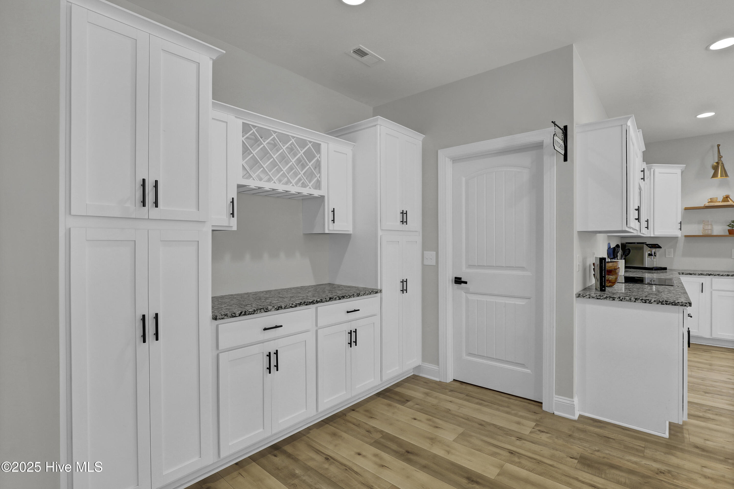 100546103 | Photo 14