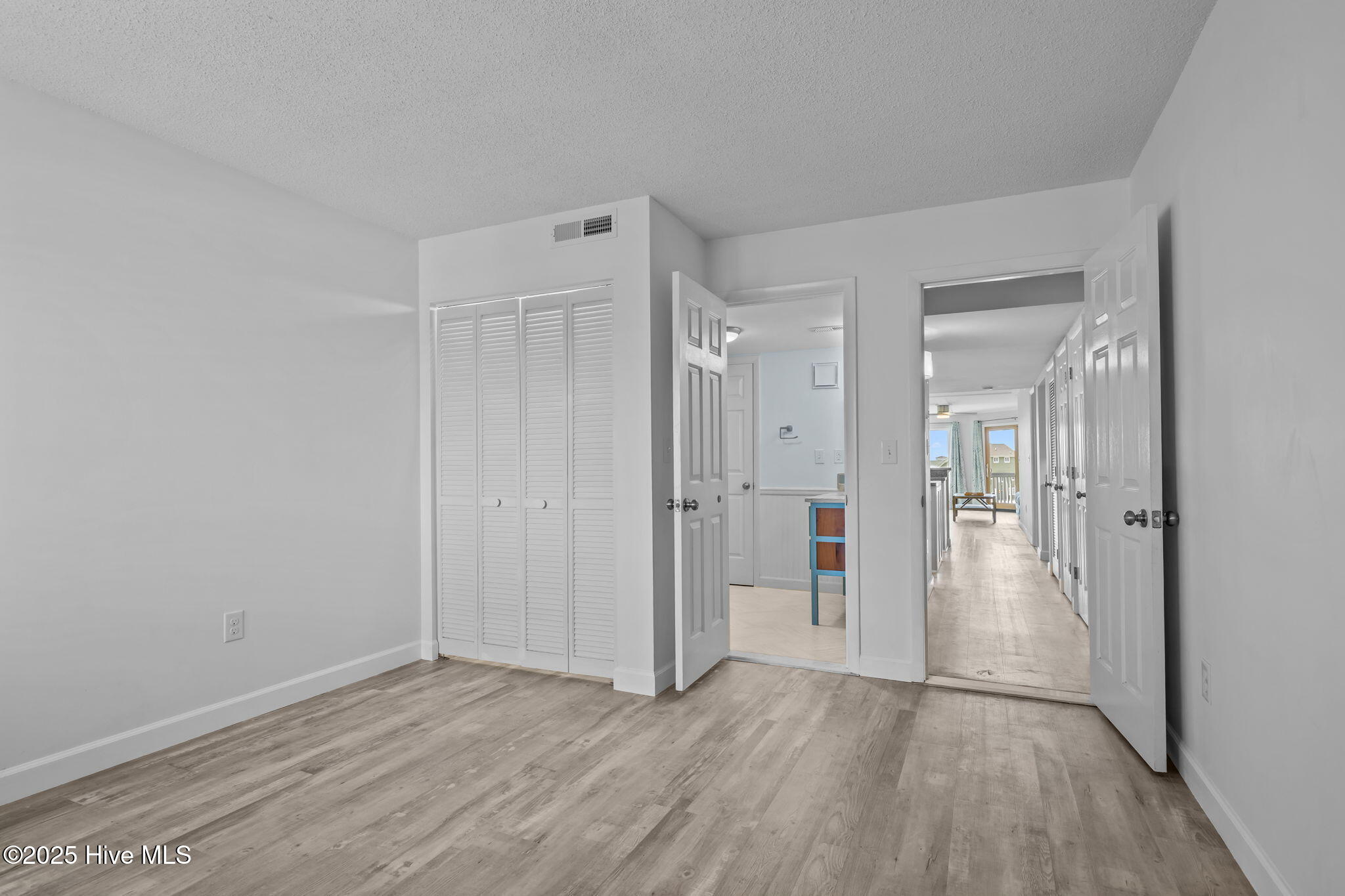 100518797 | Photo 11