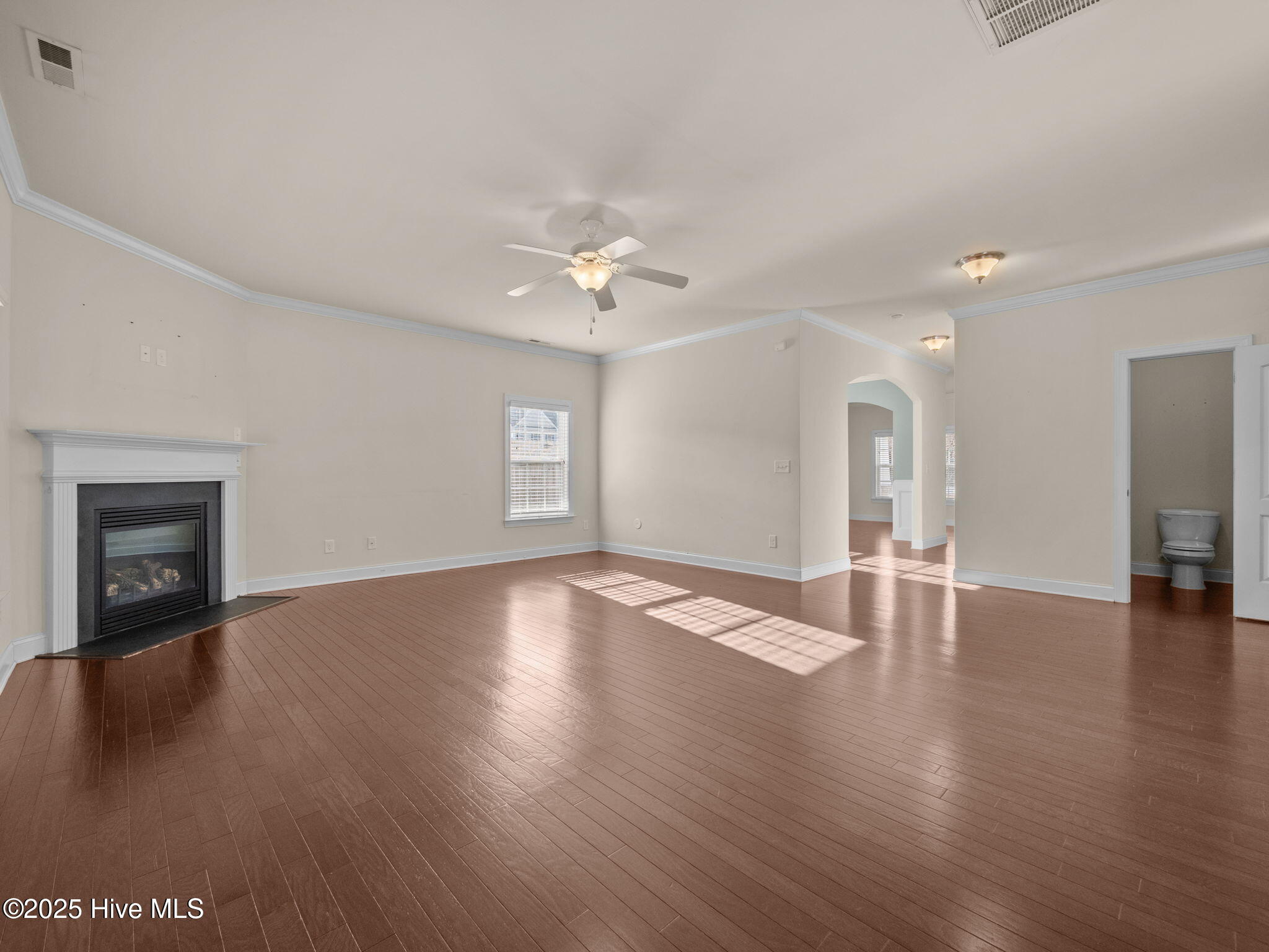 100545403 | Photo 11