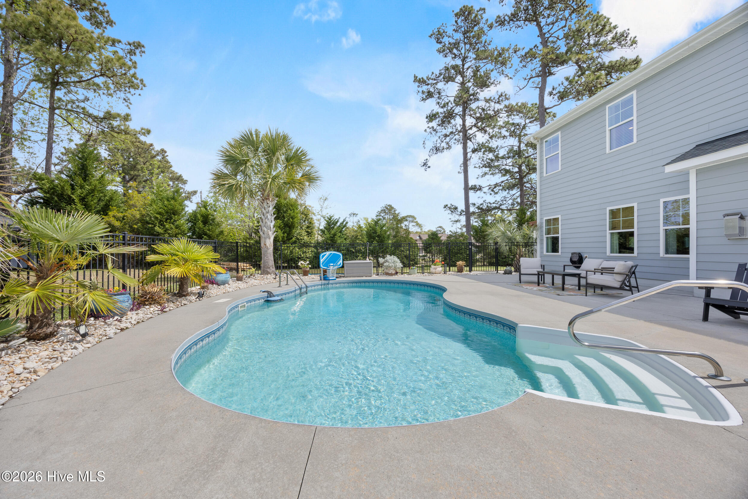 100565893 | Photo 41