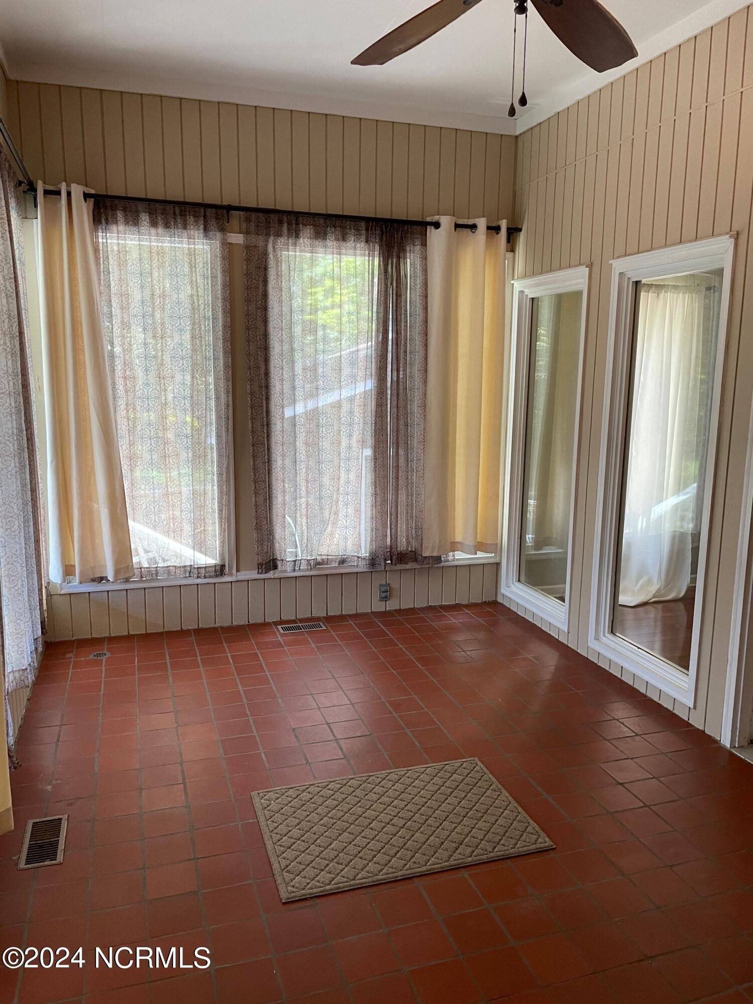 100560812 | Photo 27