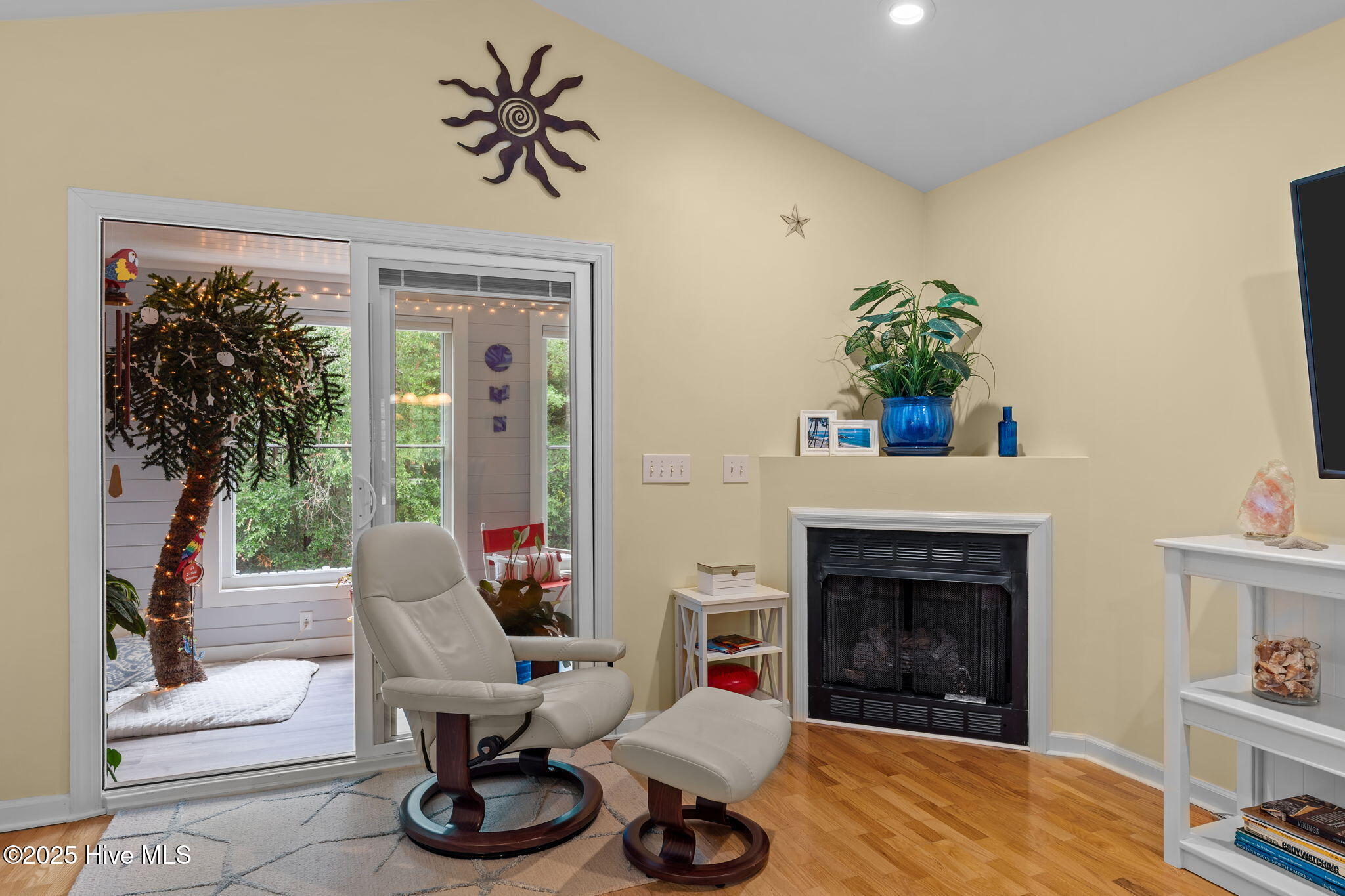 100521042 | Photo 39