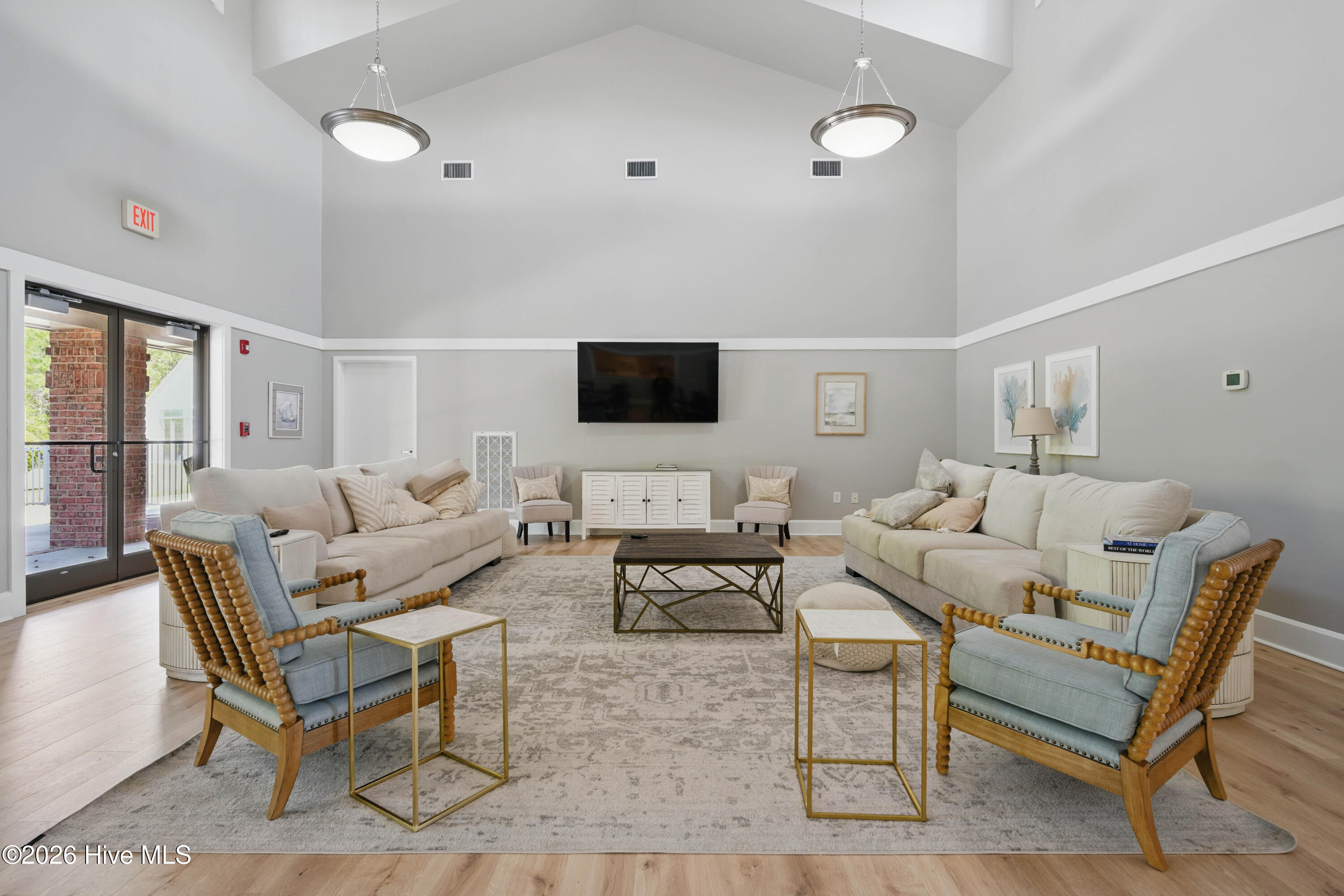 100558645 | Photo 46