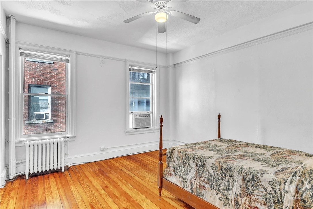 middle bedroom/den/office