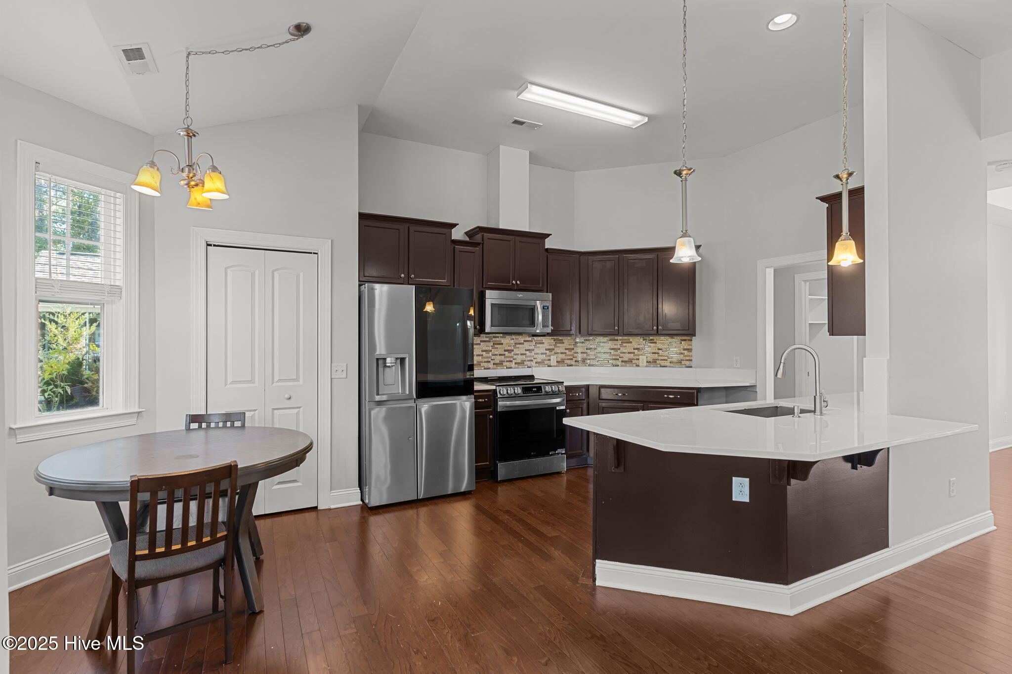 100537665 | Photo 11