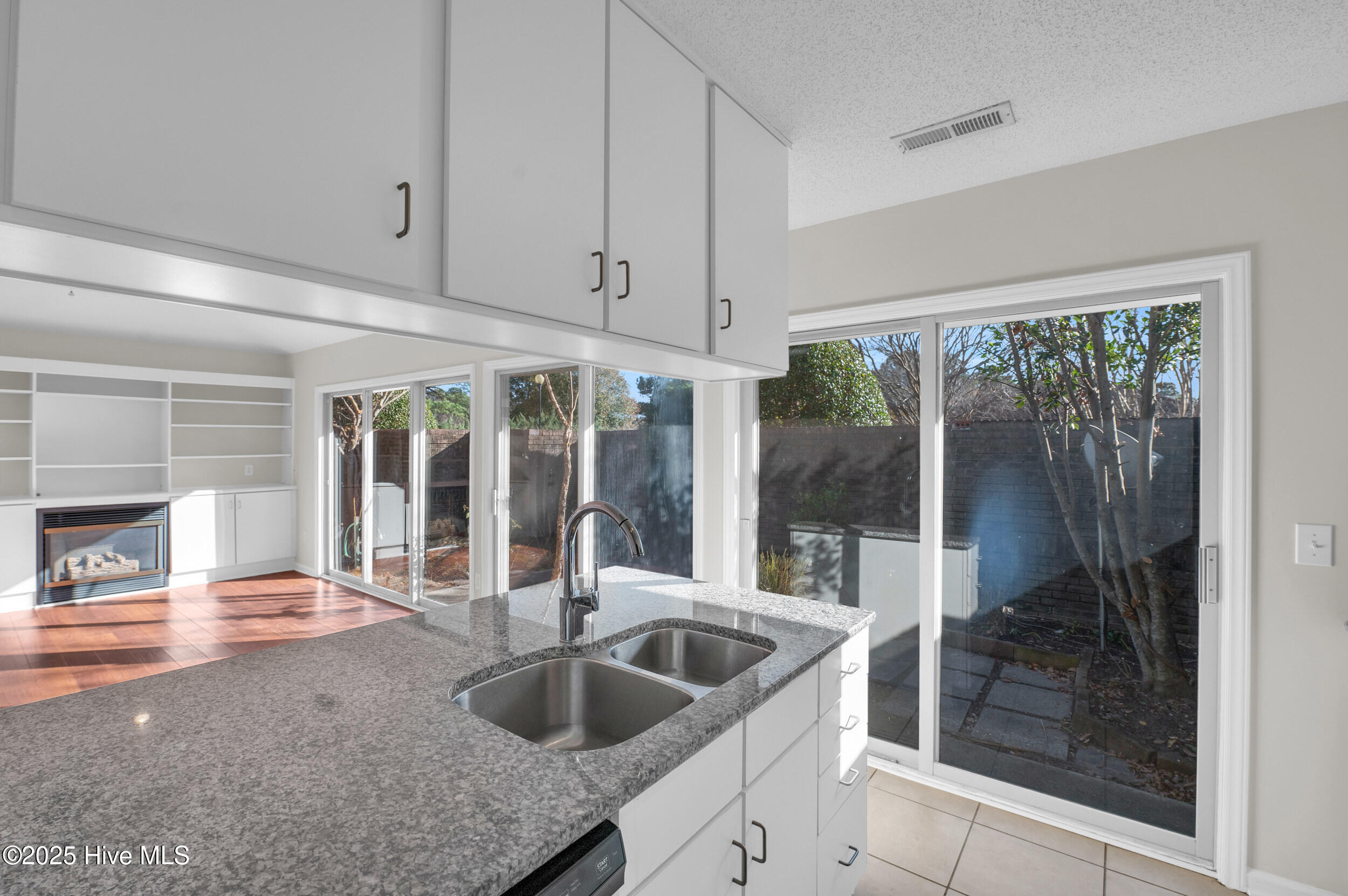 100547235 | Photo 19