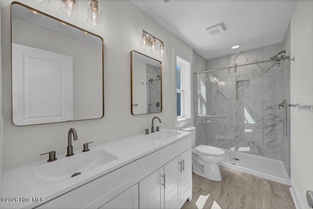 100561461 | Photo 16