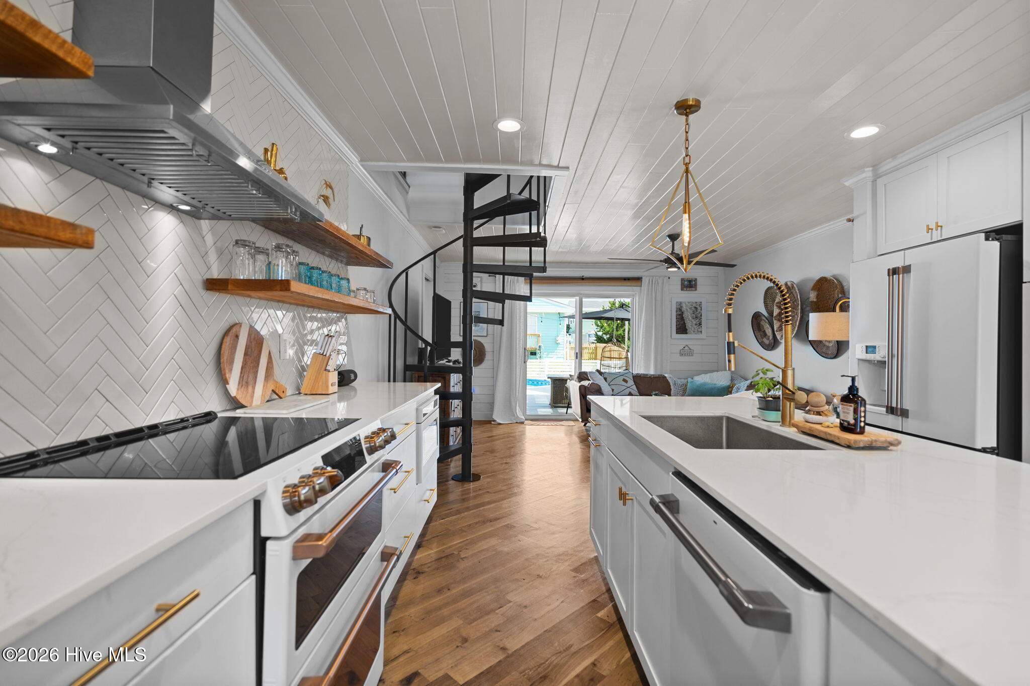 100560357 | Photo 18