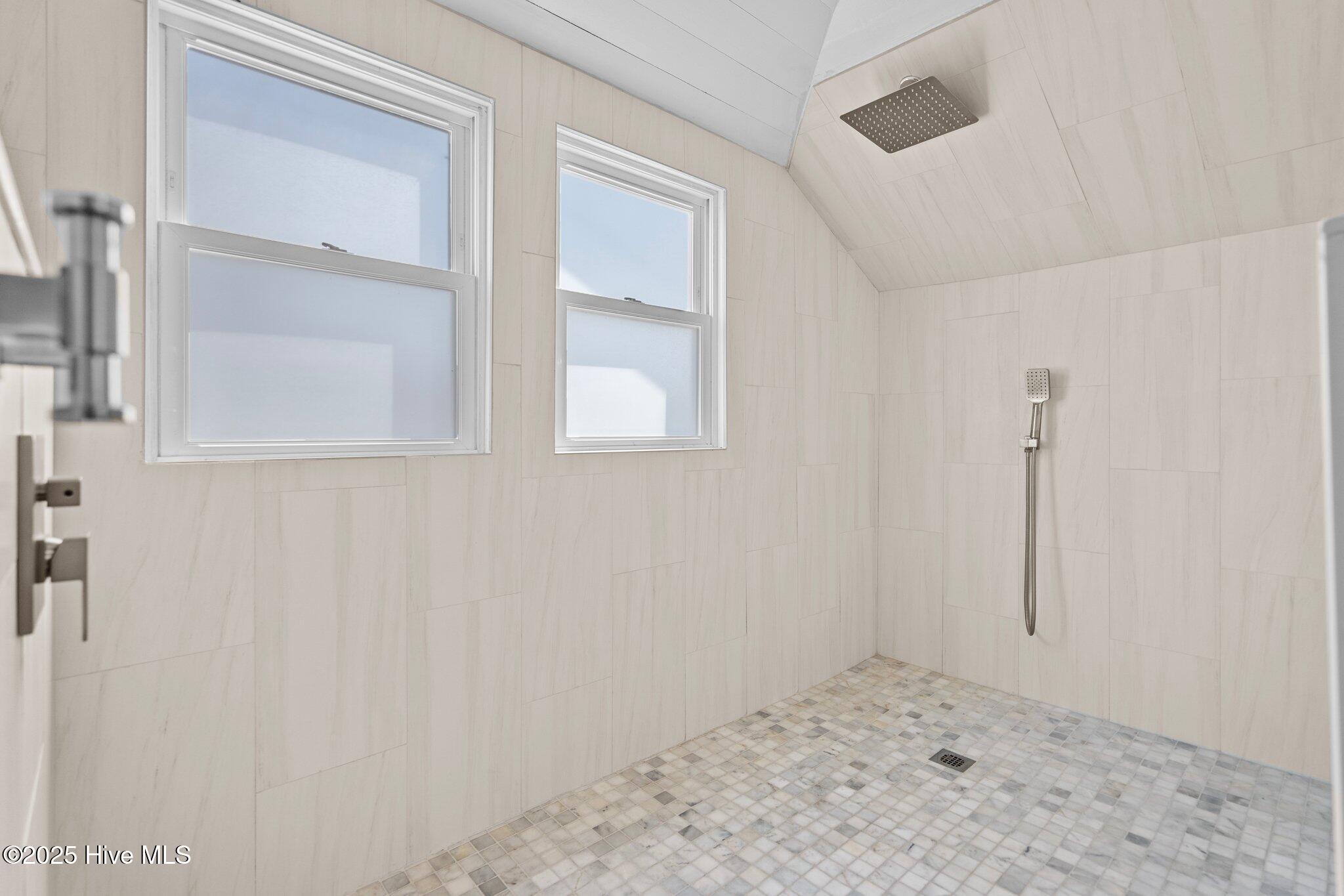 100532110 | Photo 44