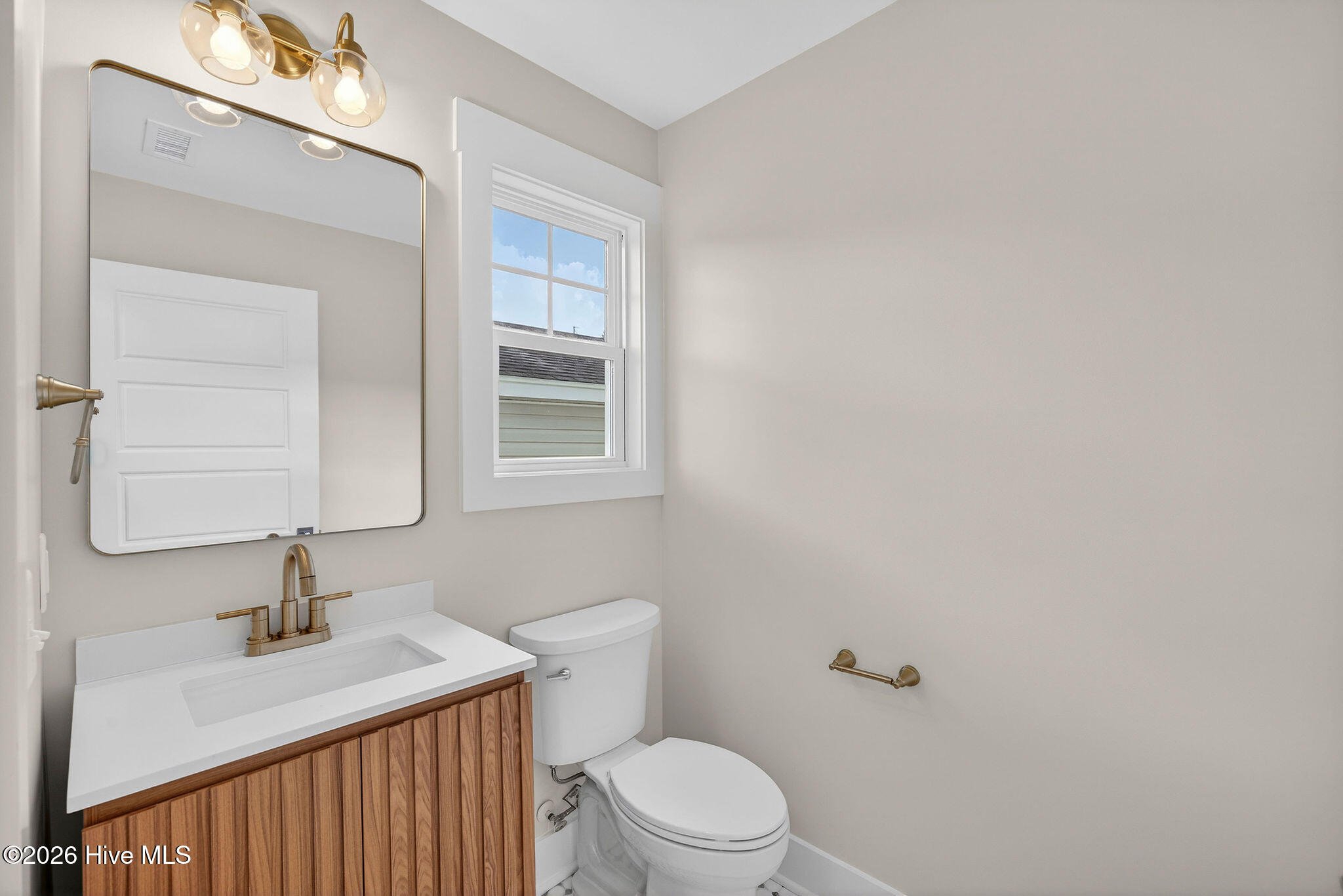 100542142 | Photo 10