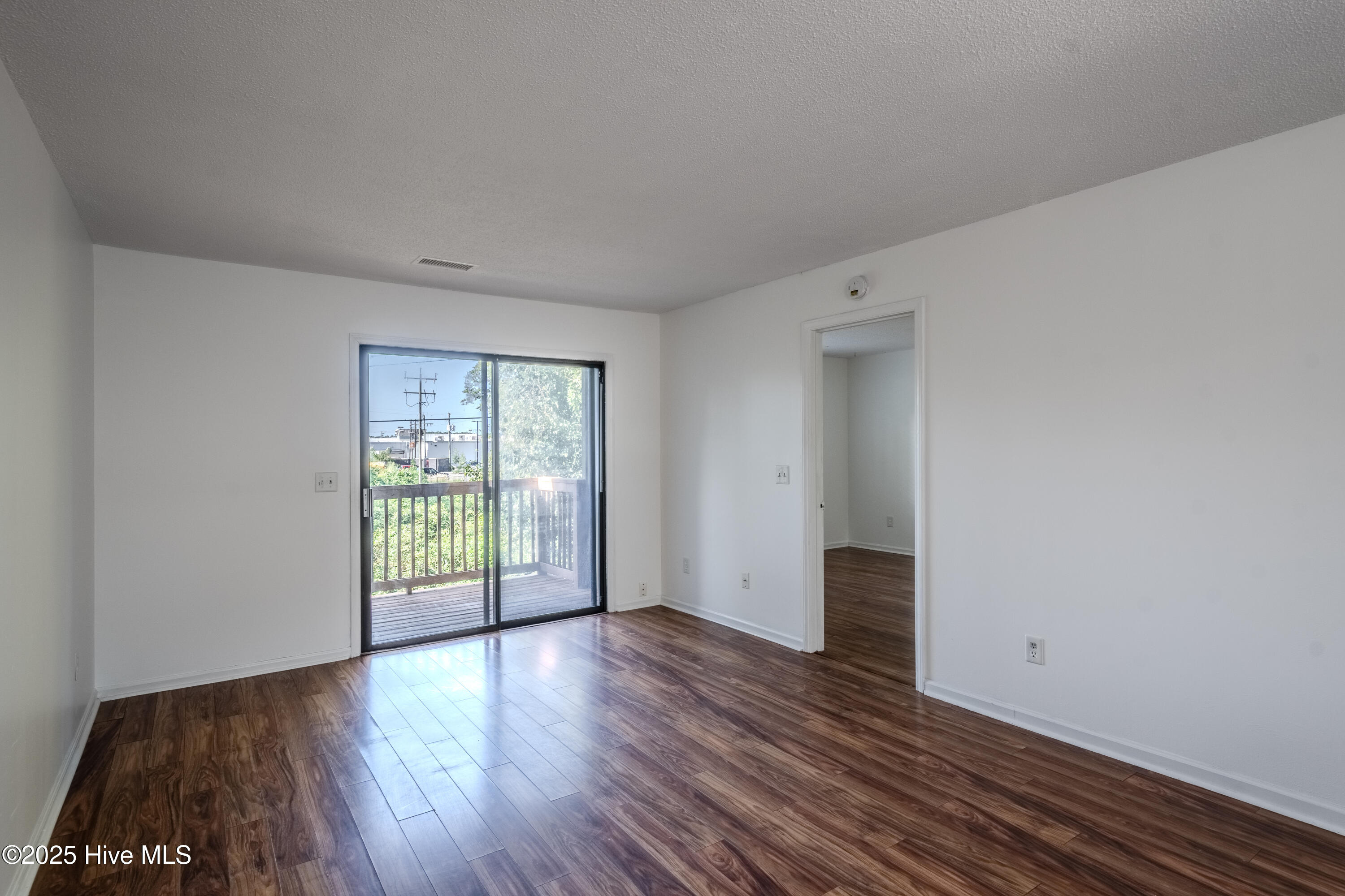 100534188 | Photo 11