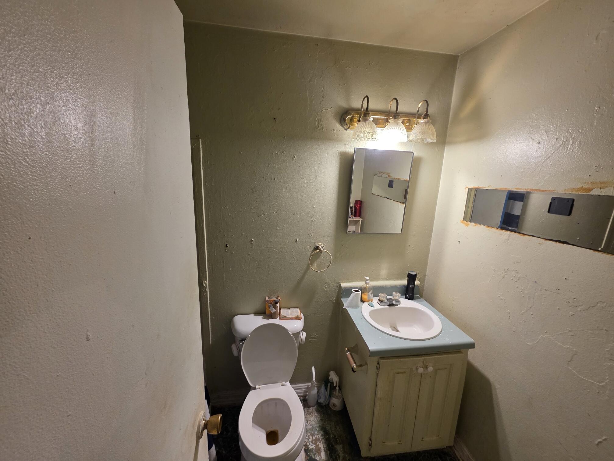 406 Espinosa bathroom