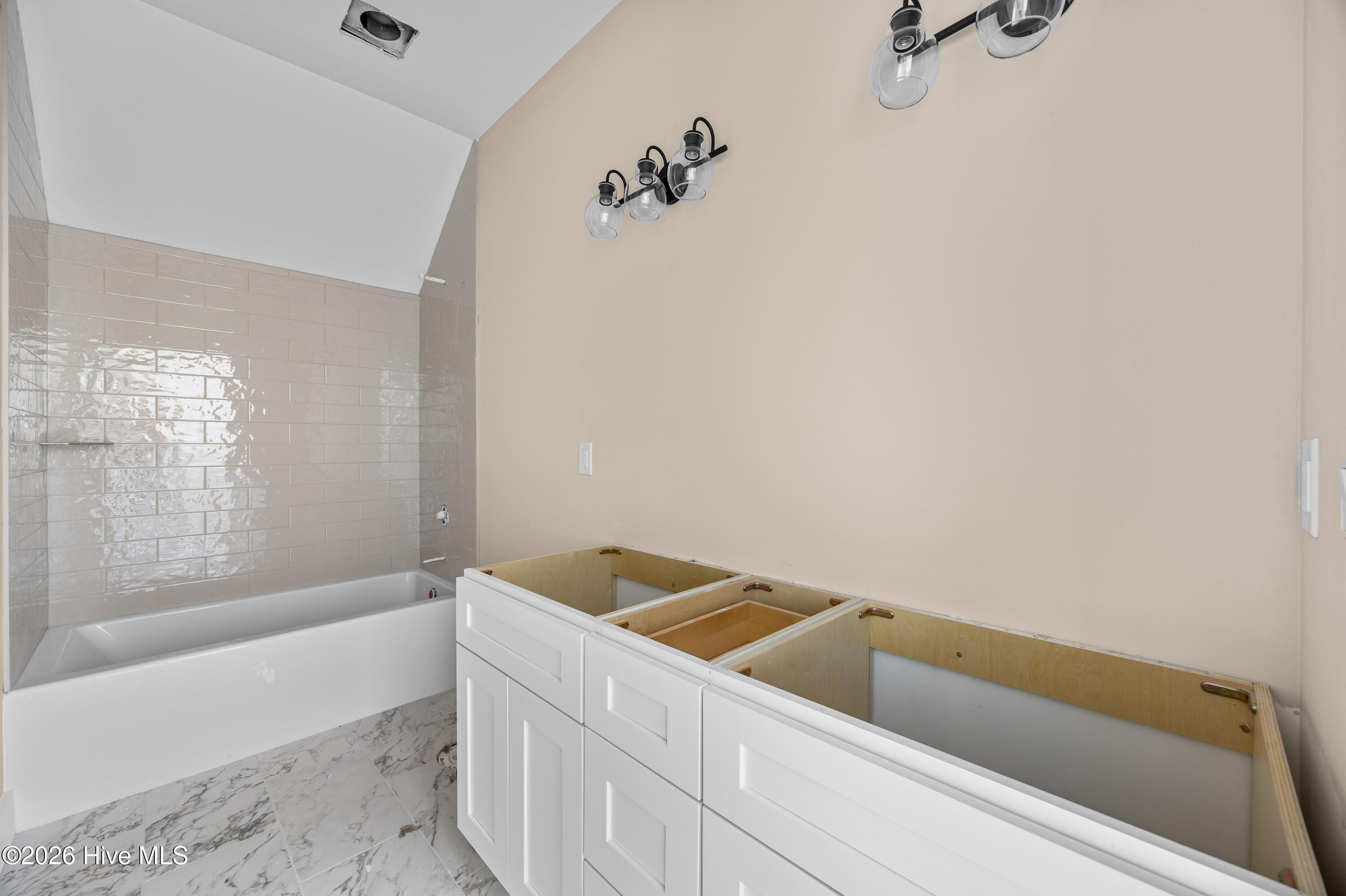 100569333 | Photo 10