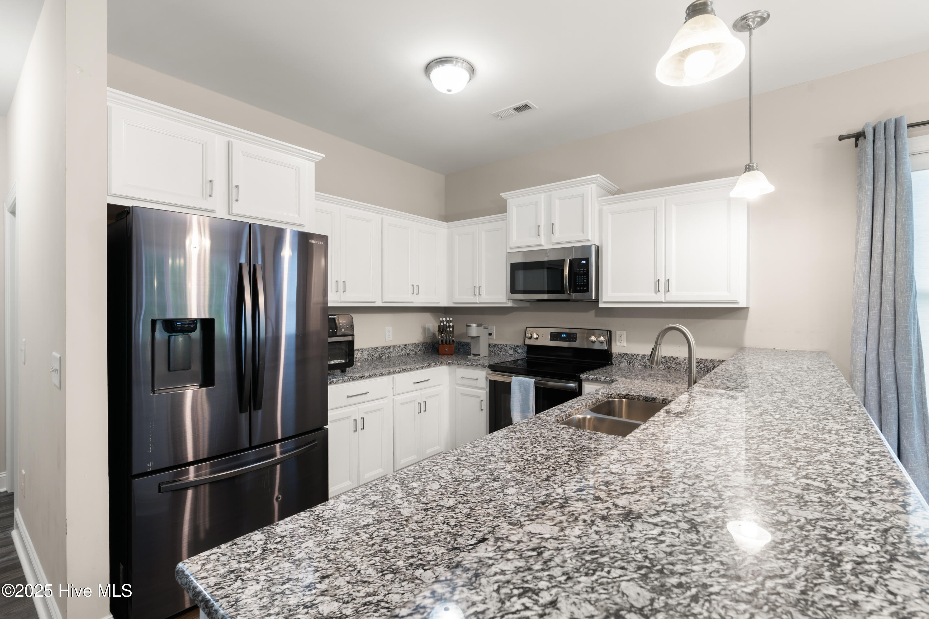 100518721 | Photo 19