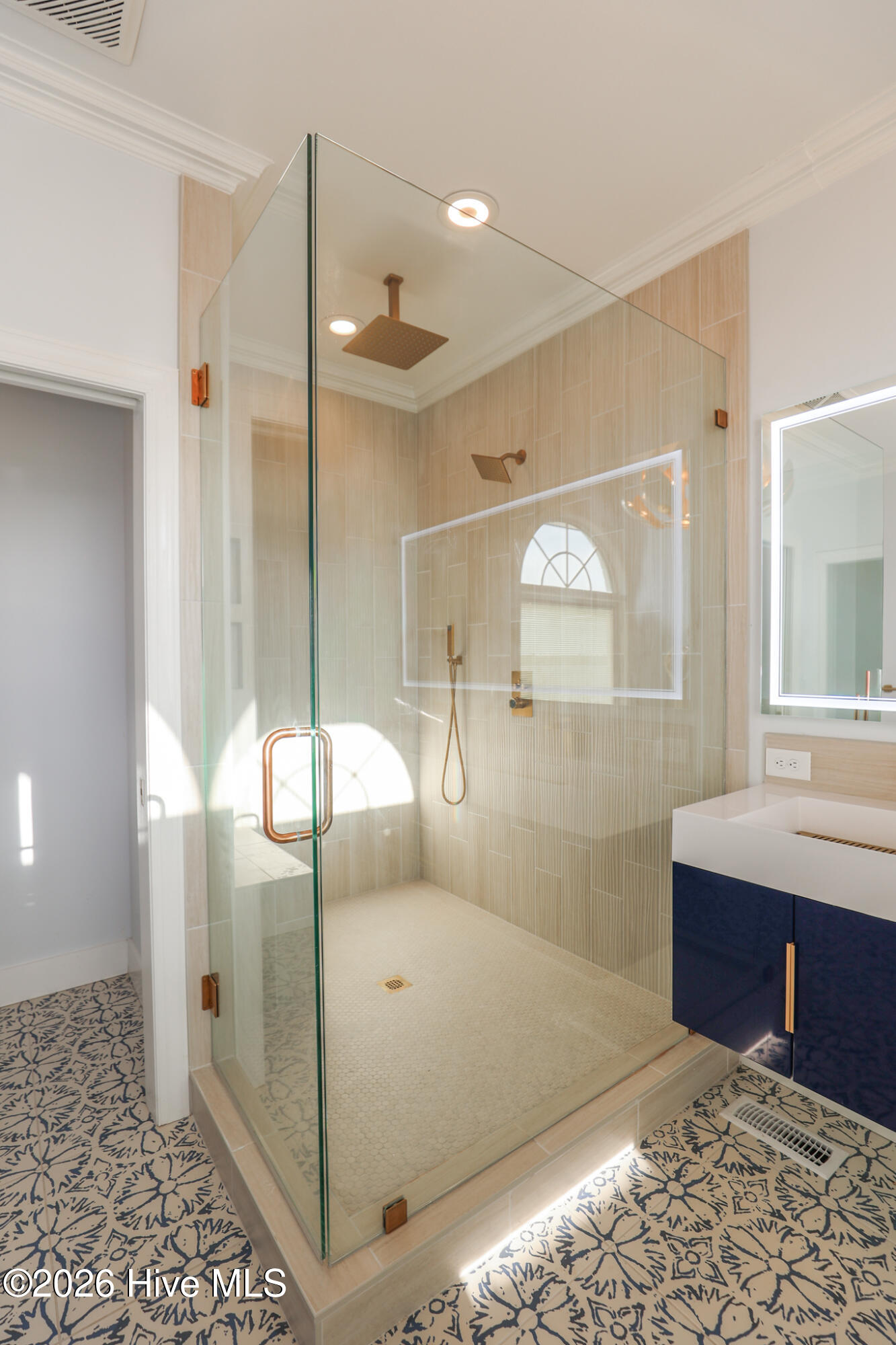 100556044 | Photo 43