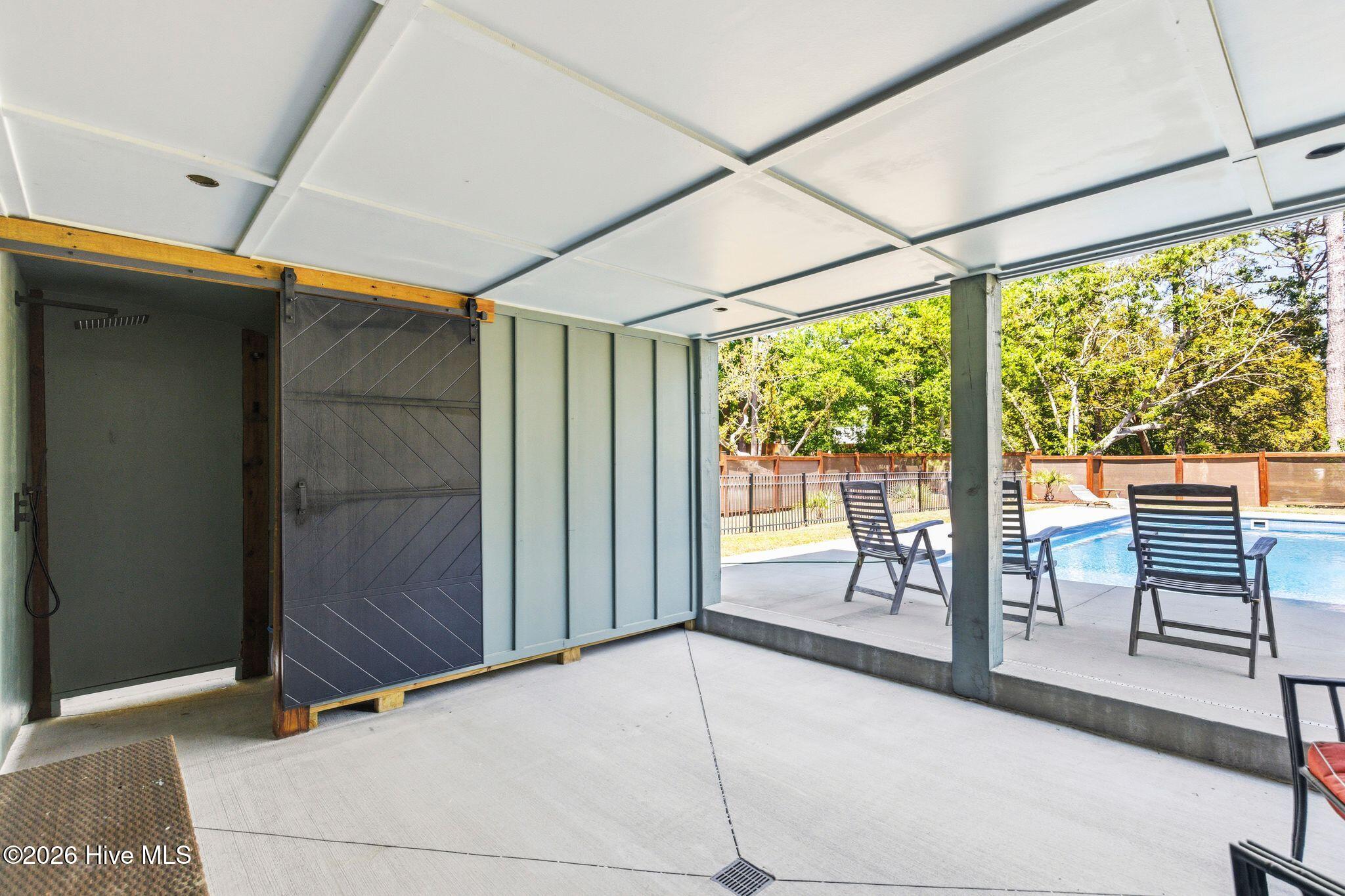 100568012 | Photo 78