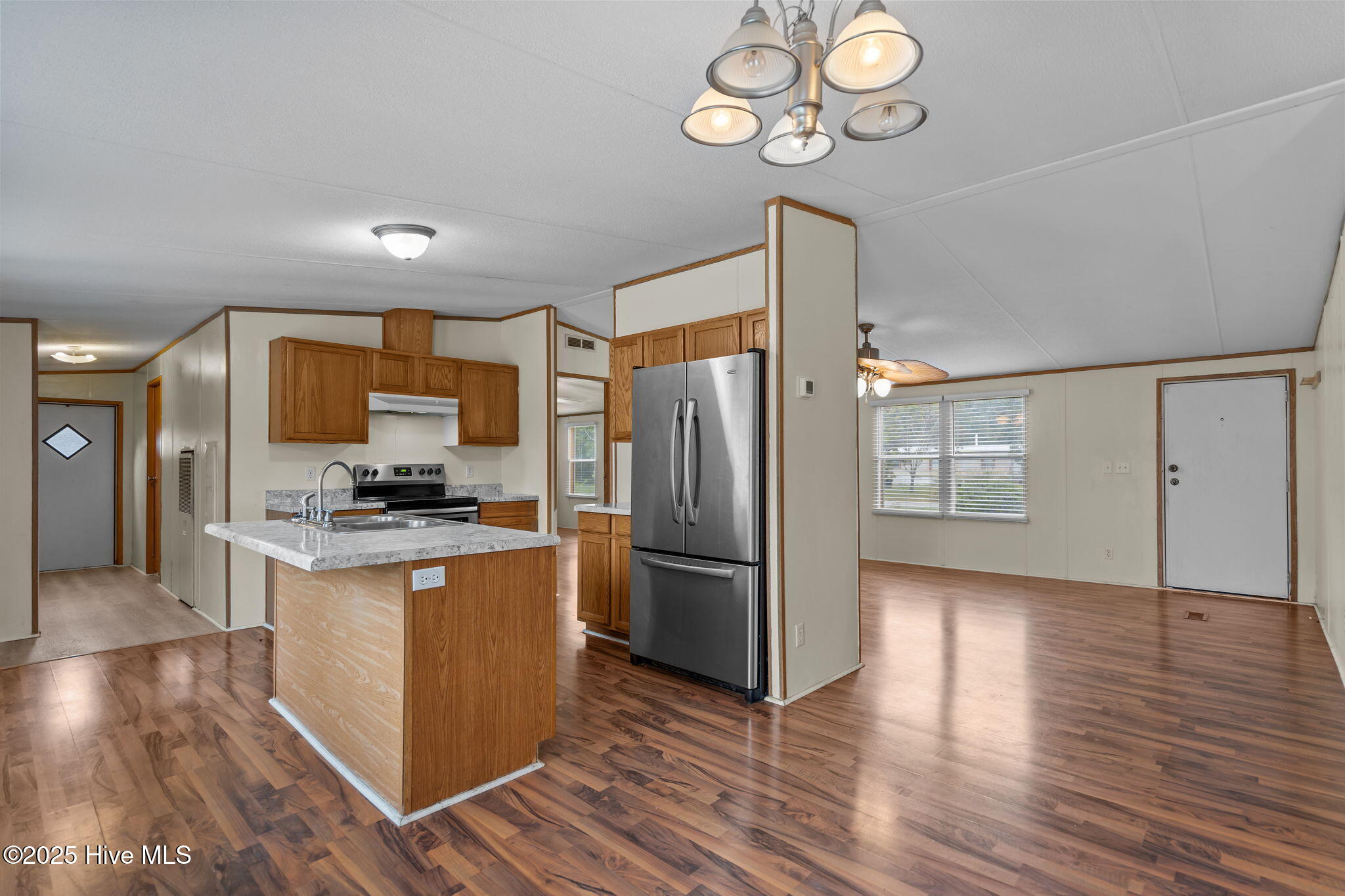 100530920 | Photo 18