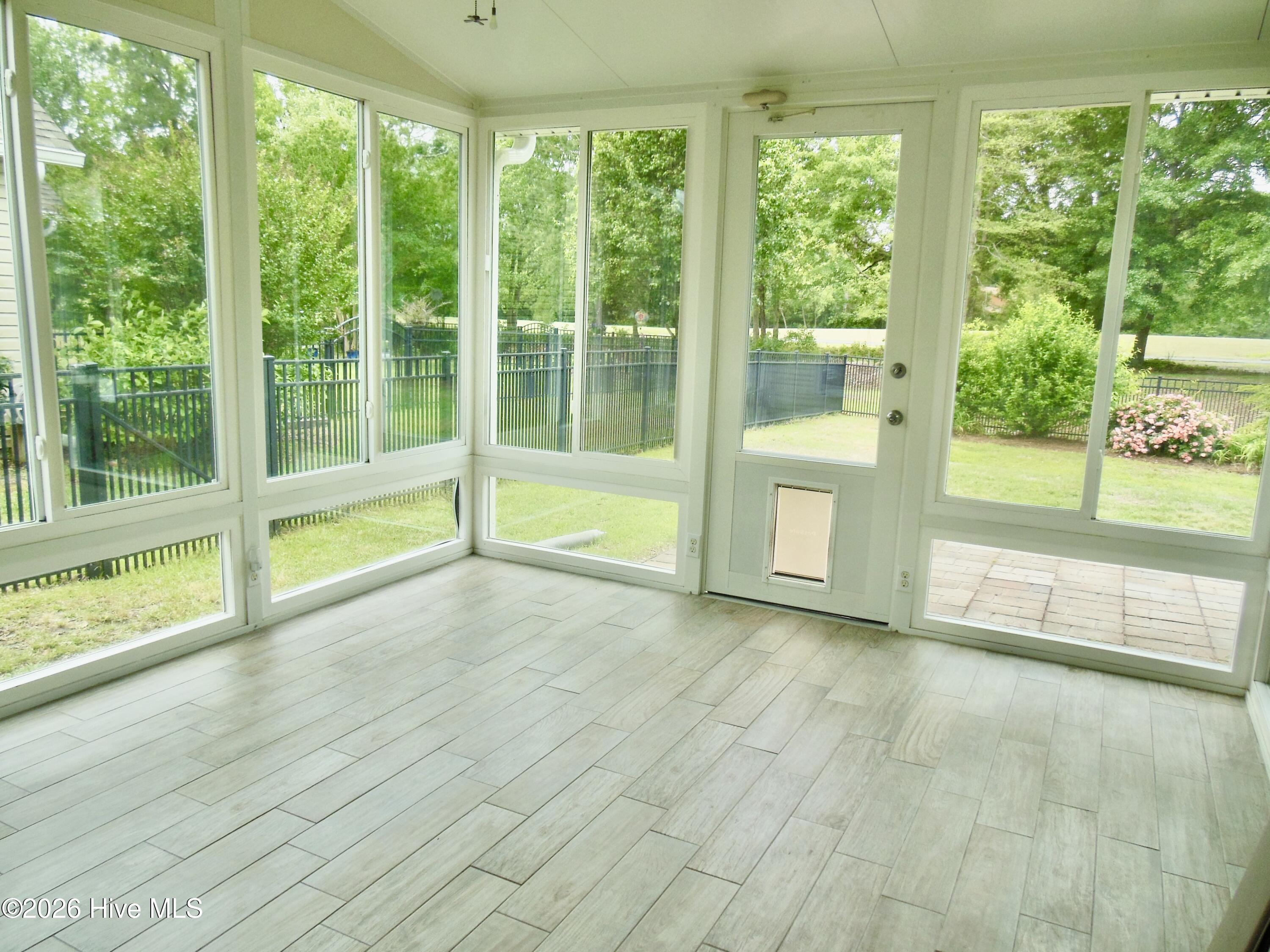 100570032 | Photo 25