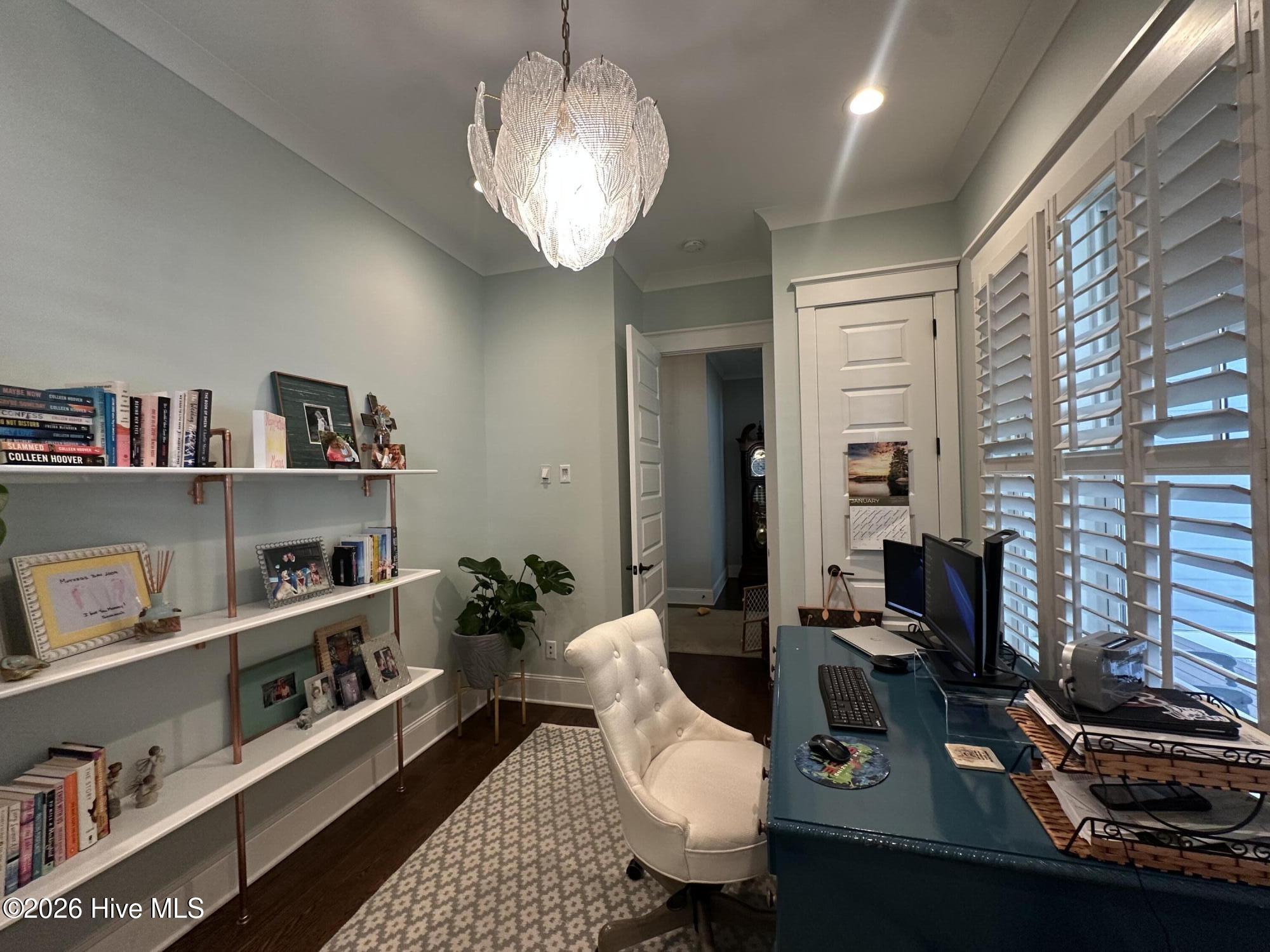 100562108 | Photo 18