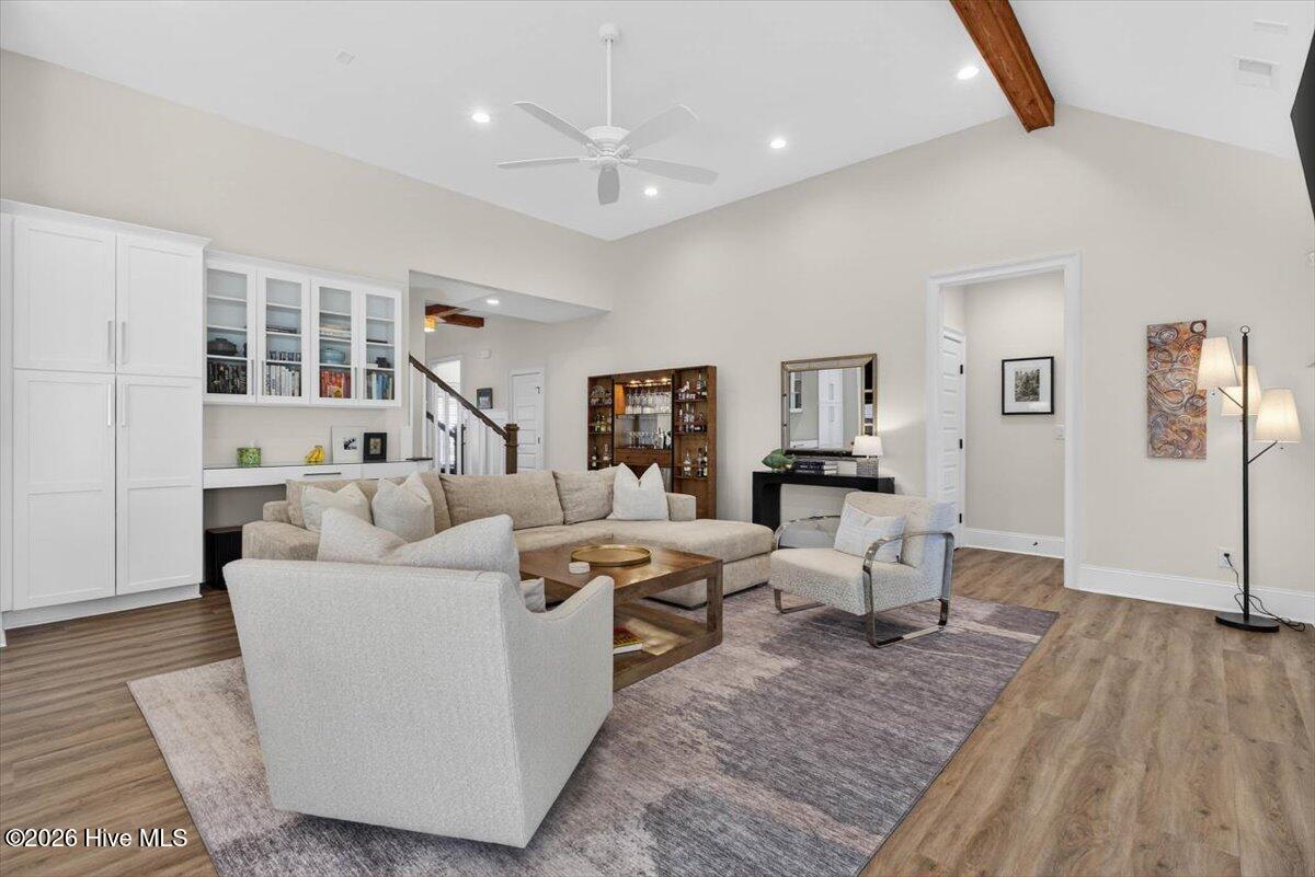 100548349 | Photo 19