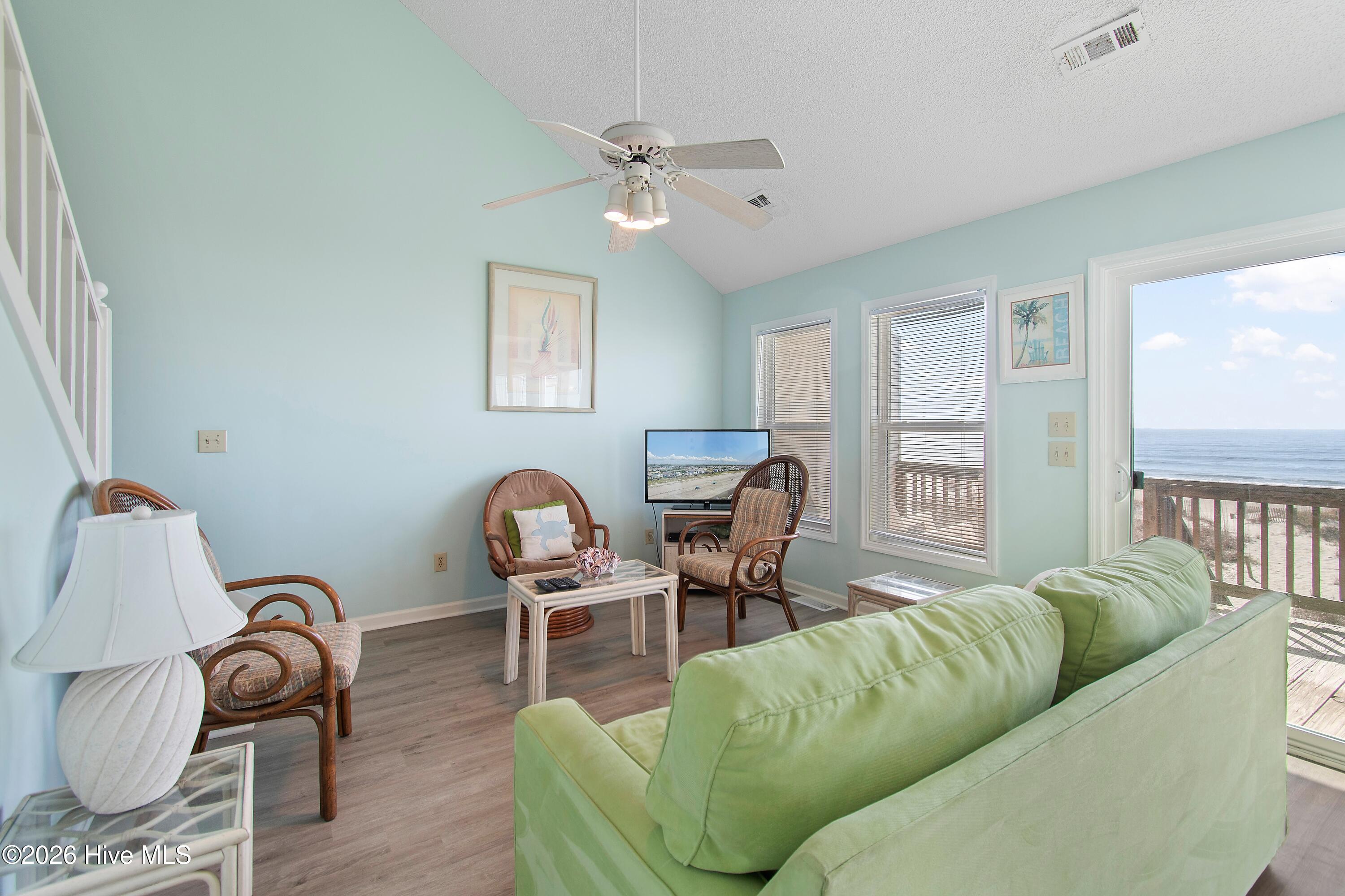 100558729 | Photo 12