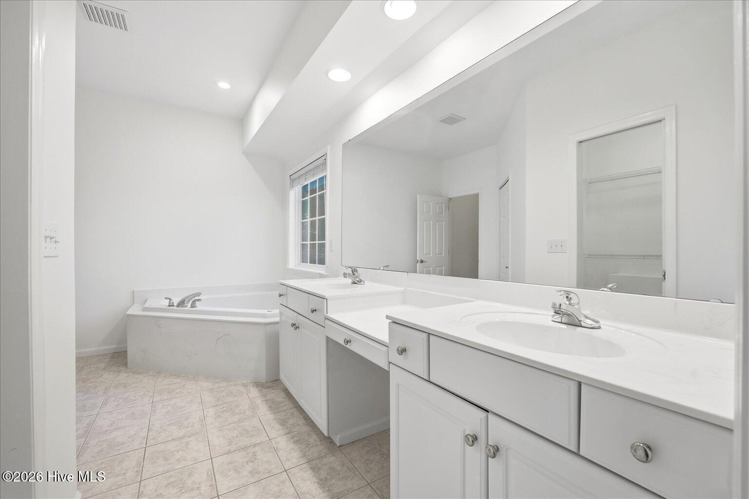 100548784 | Photo 25