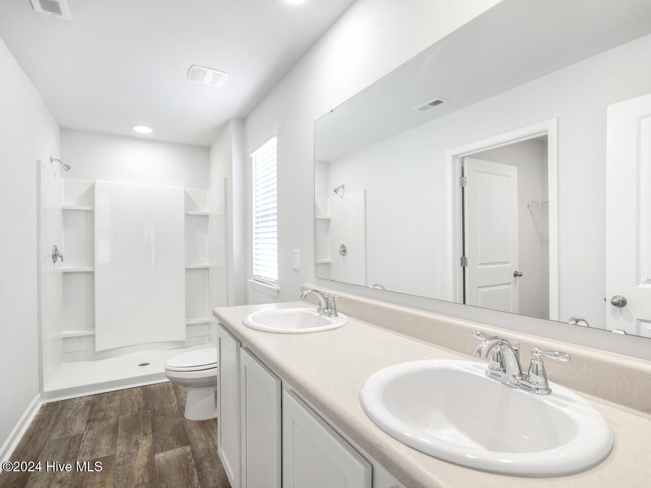 100533590 | Photo 16