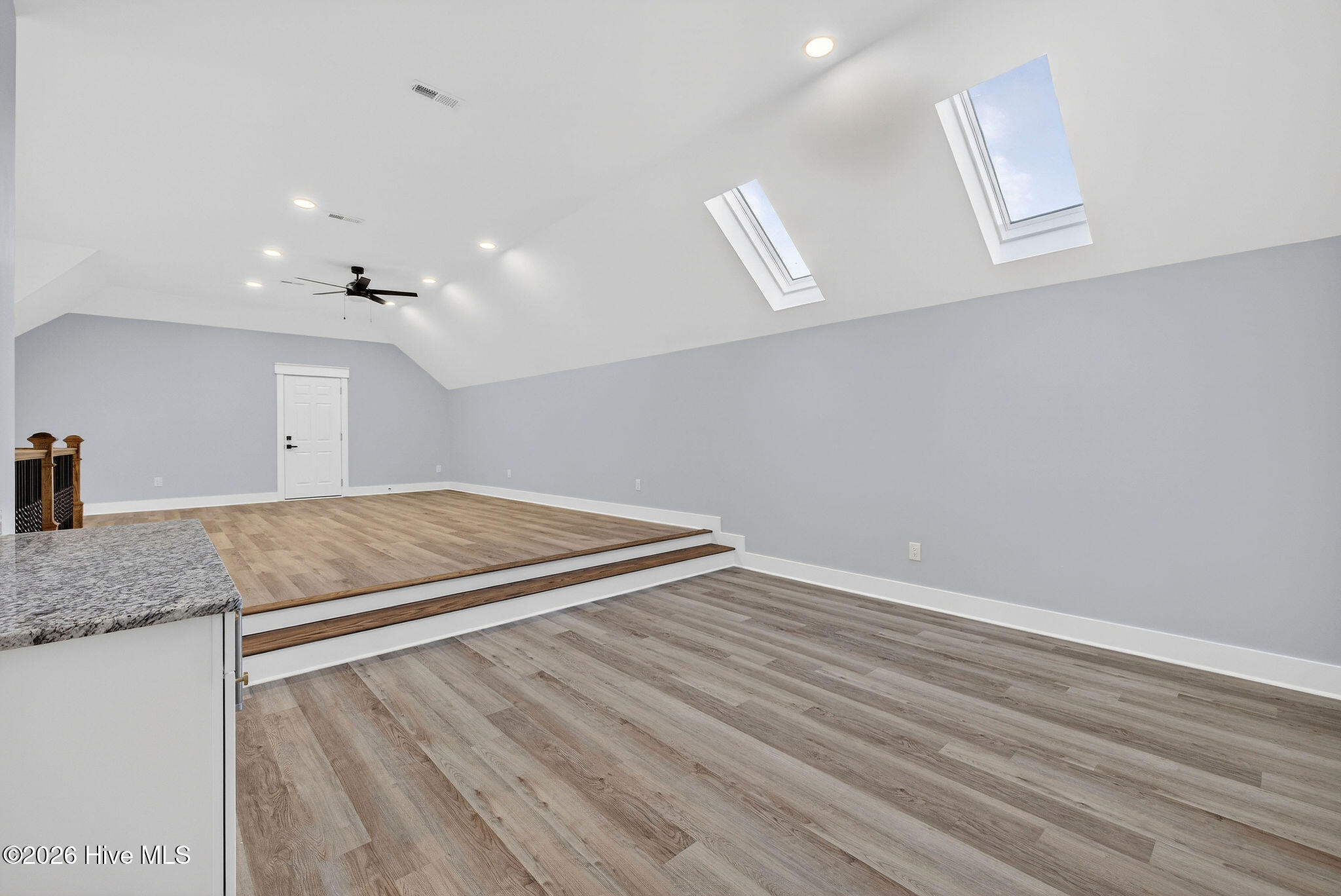 100548792 | Photo 60