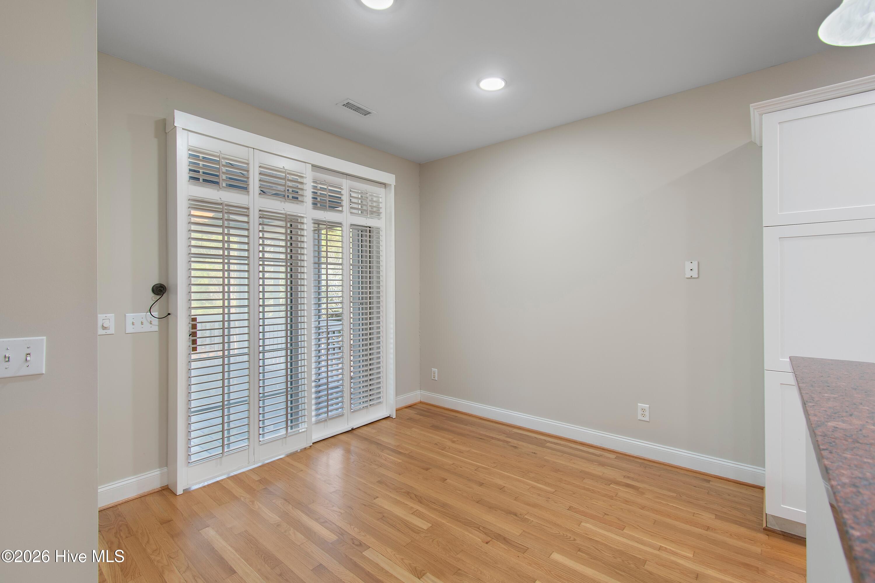 100561383 | Photo 17