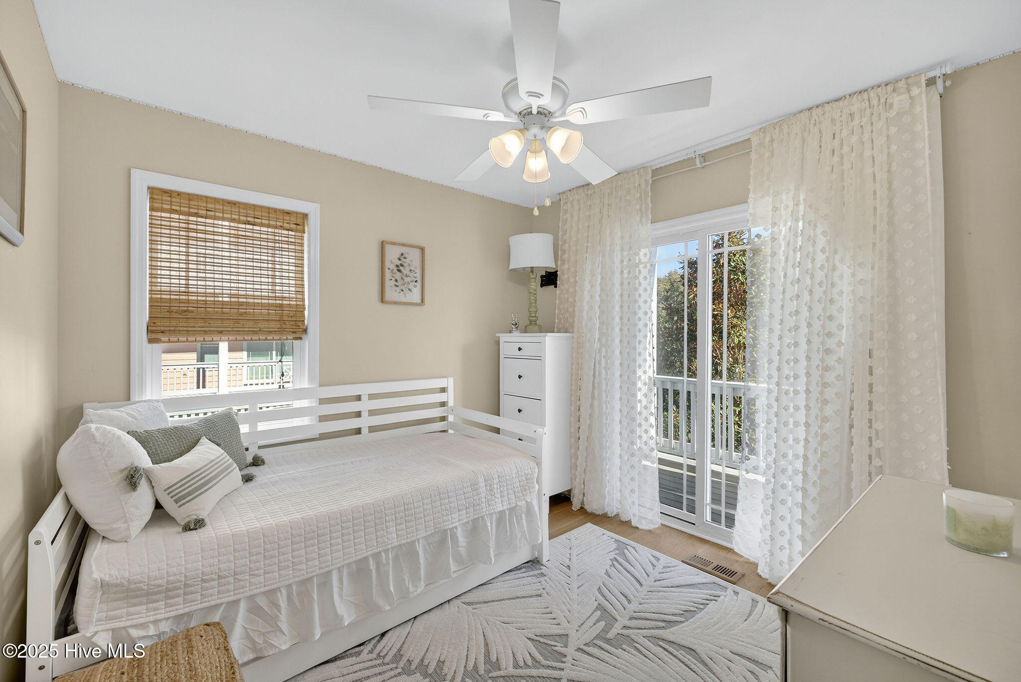 100533834 | Photo 35