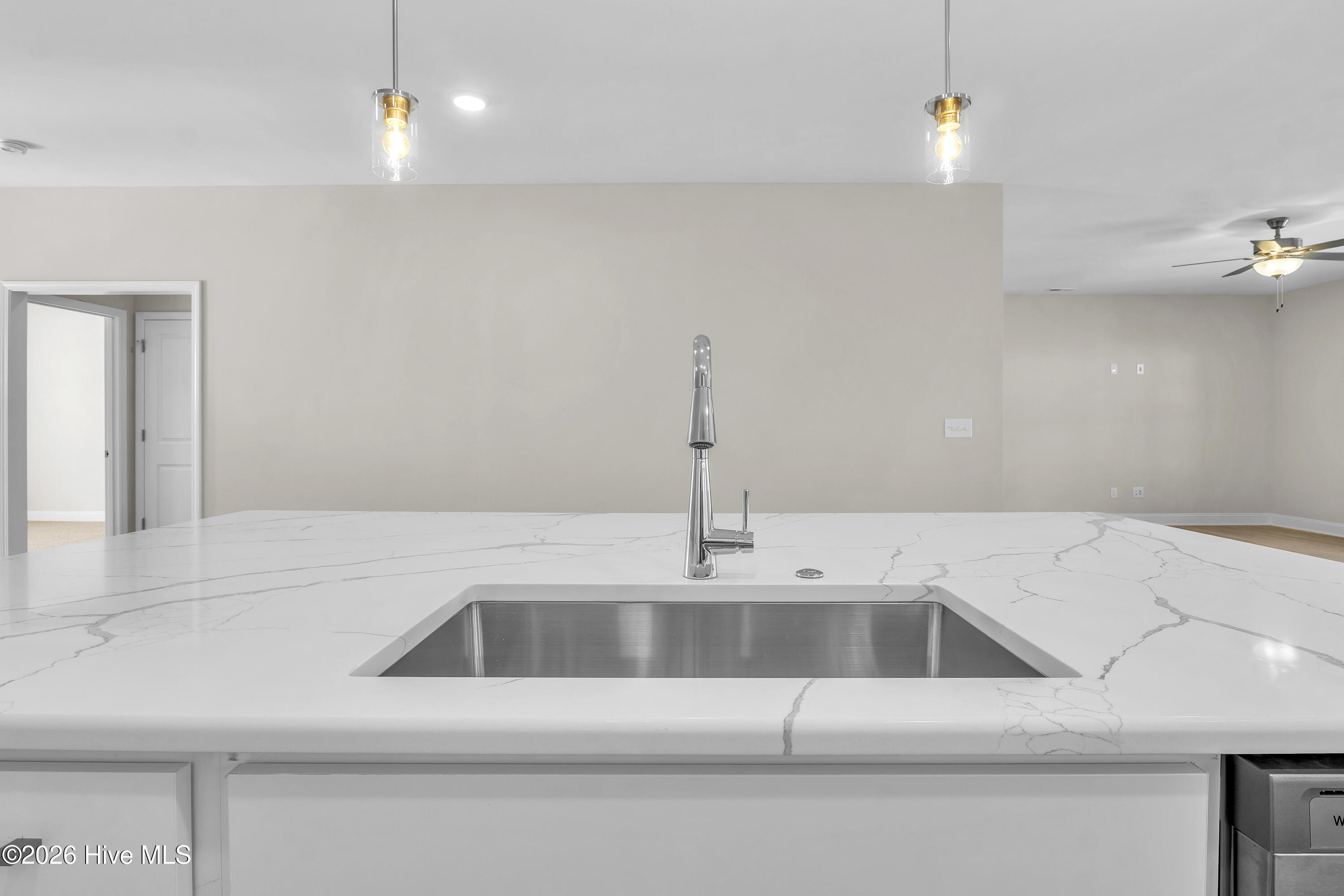 100563562 | Photo 14