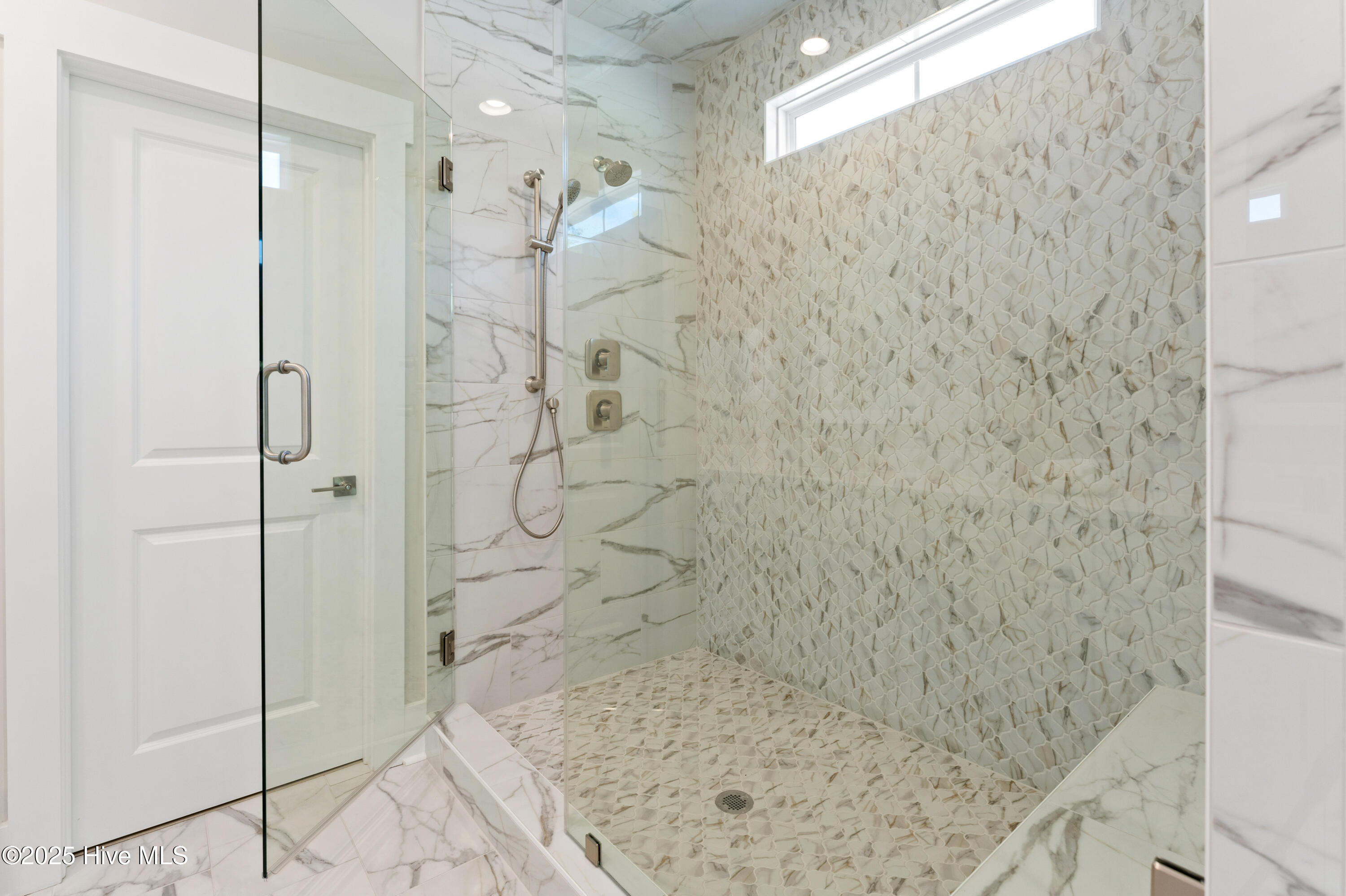 100547015 | Photo 44