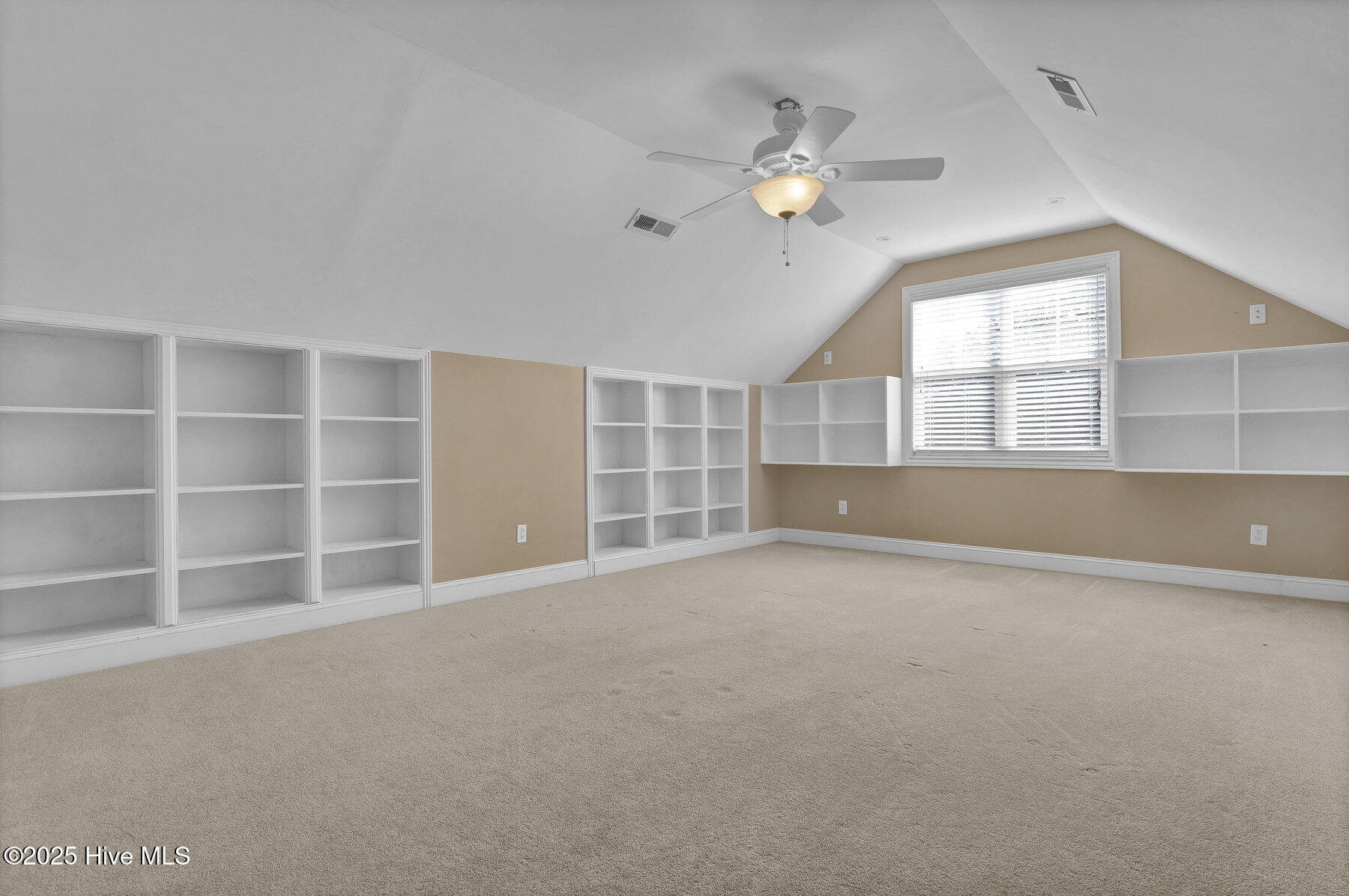 100540144 | Photo 32