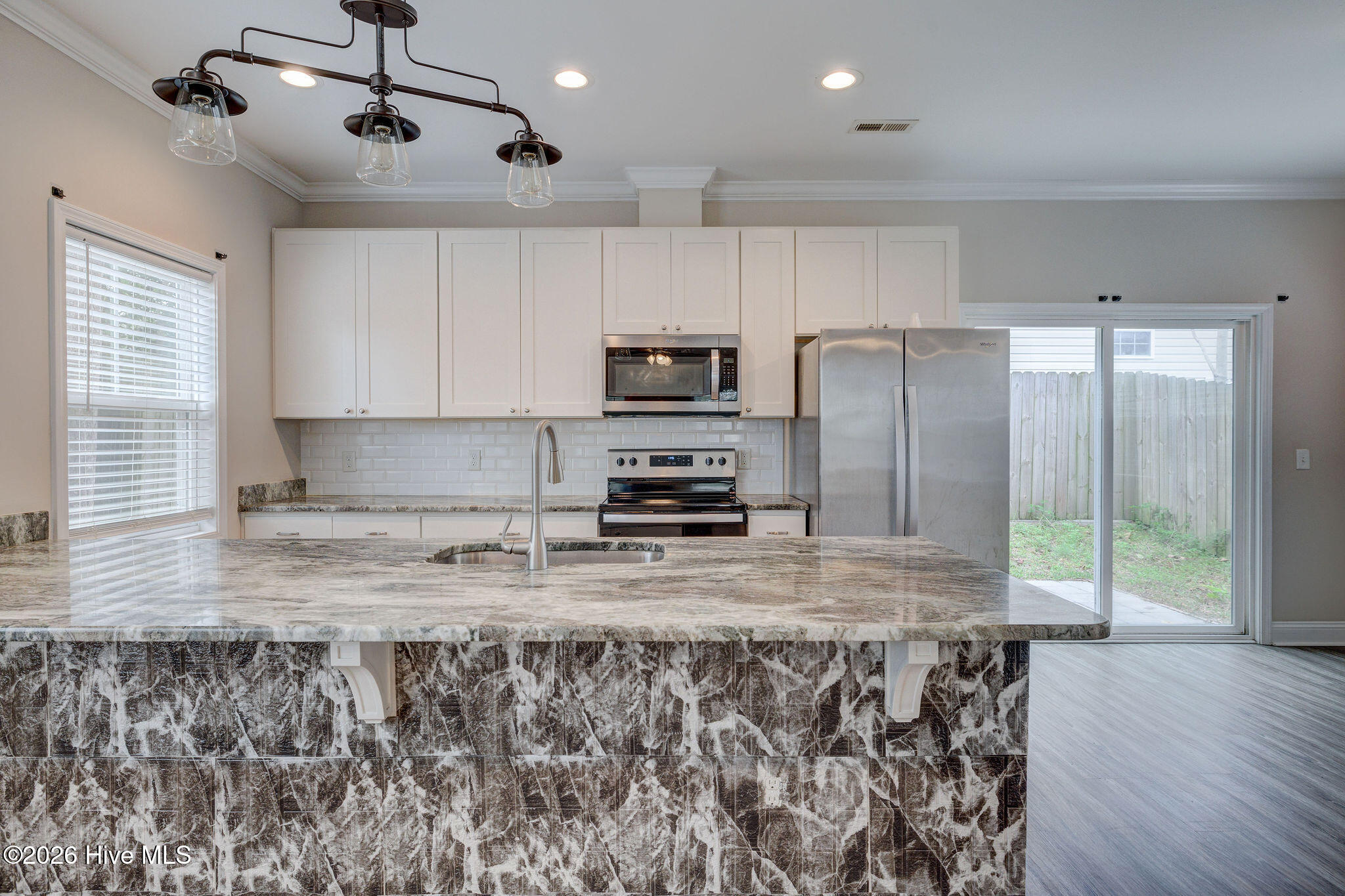 100562693 | Photo 18