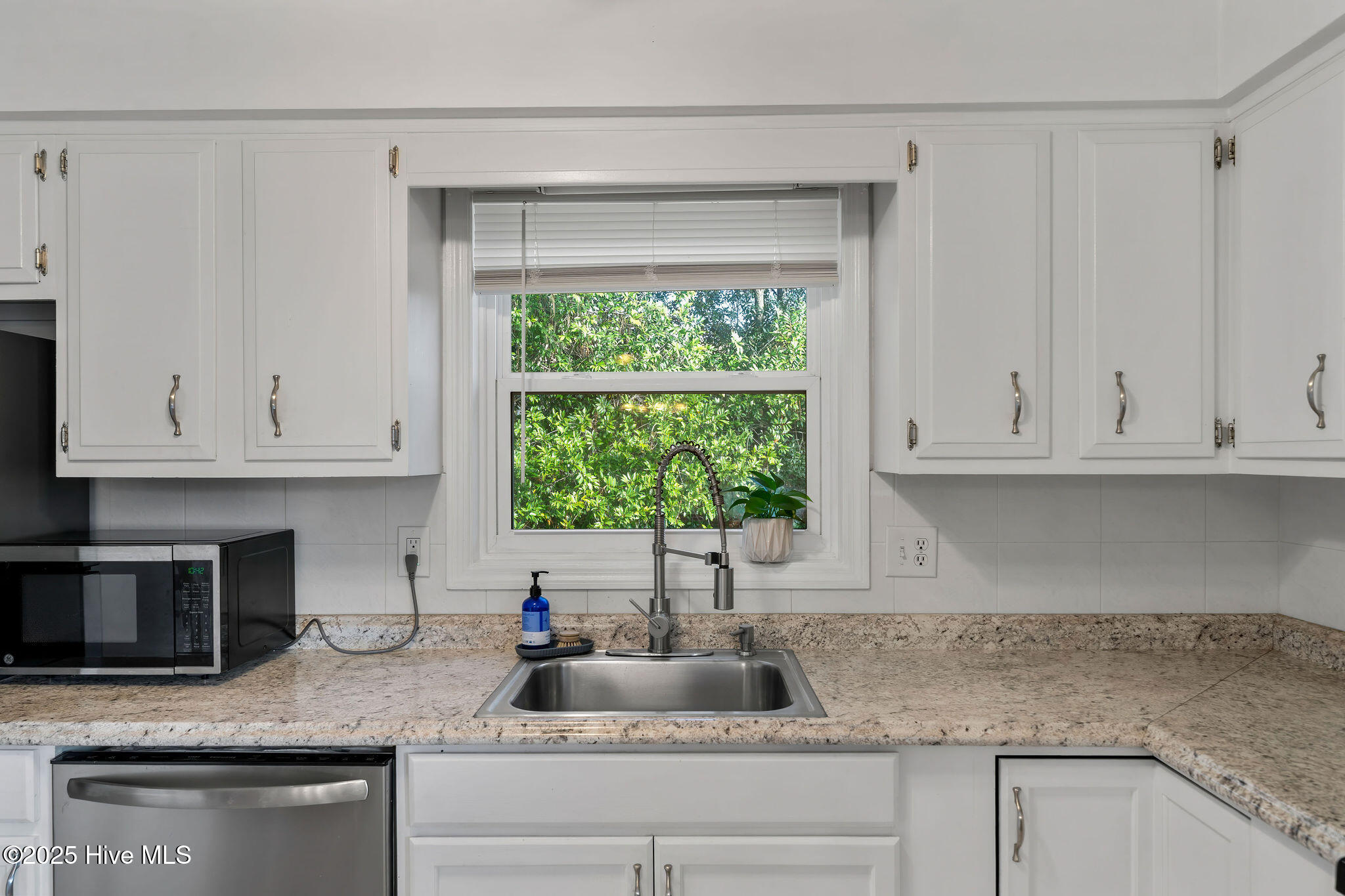 100544071 | Photo 11