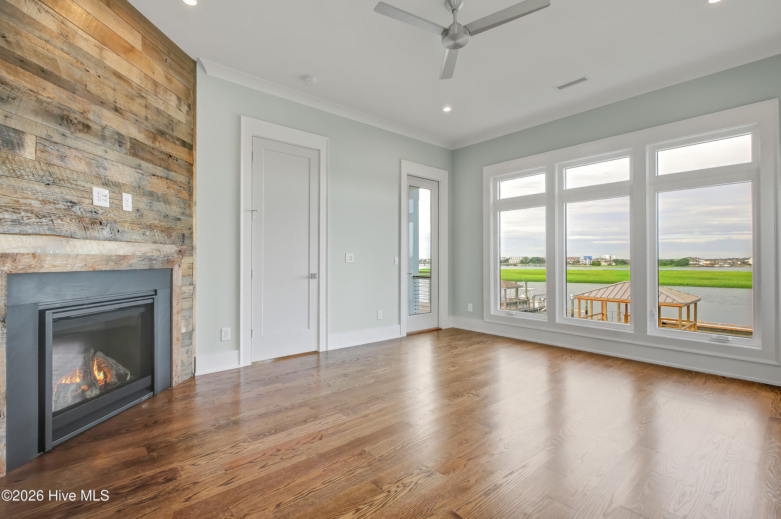 100563584 | Photo 23