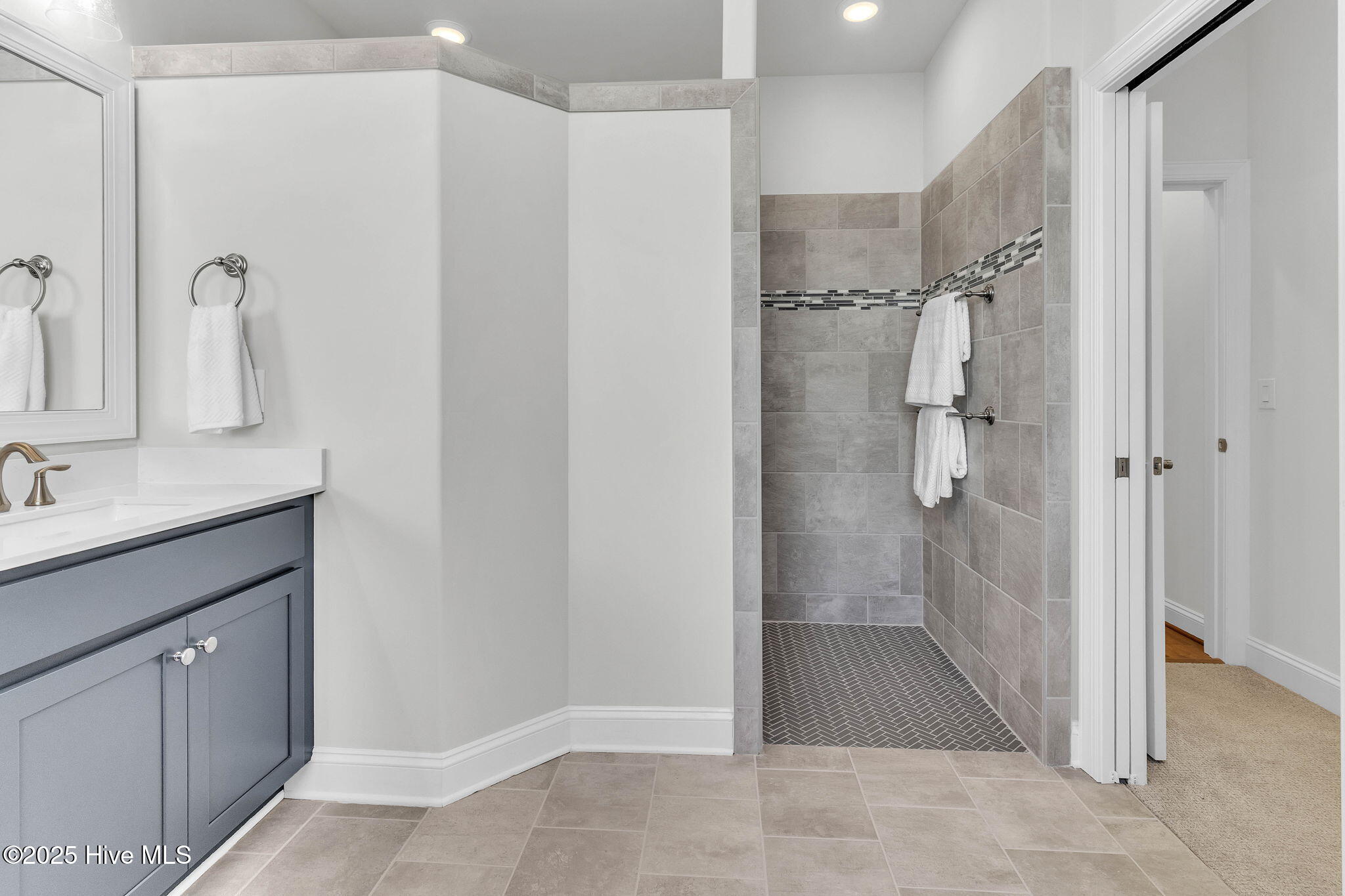 100567325 | Photo 23