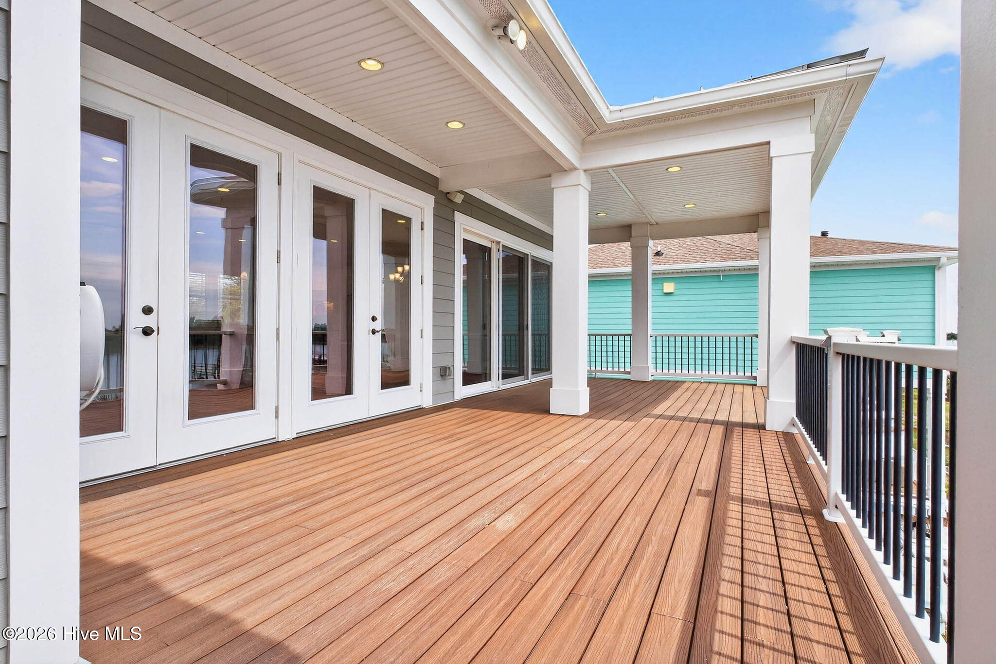 100563982 | Photo 23