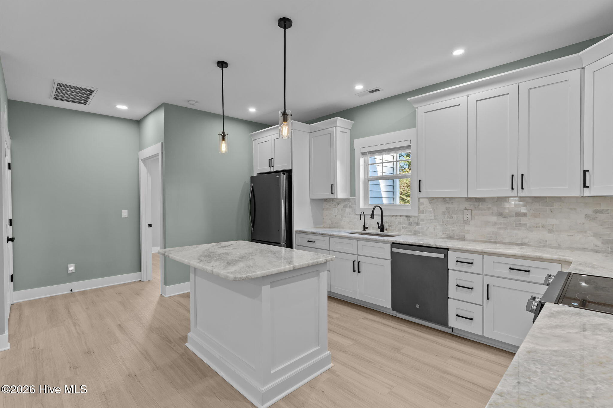 100548399 | Photo 30