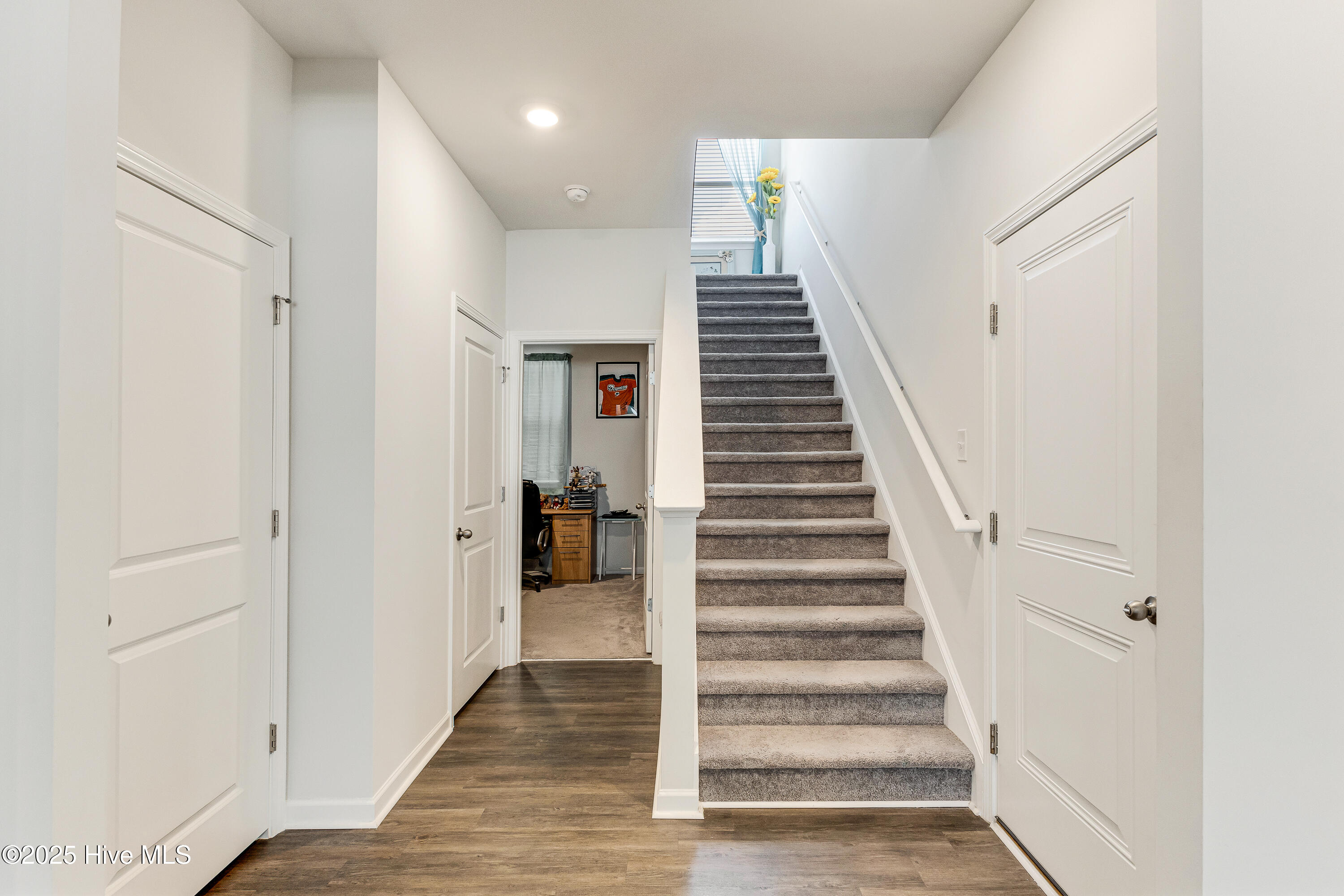 100521011 | Photo 24