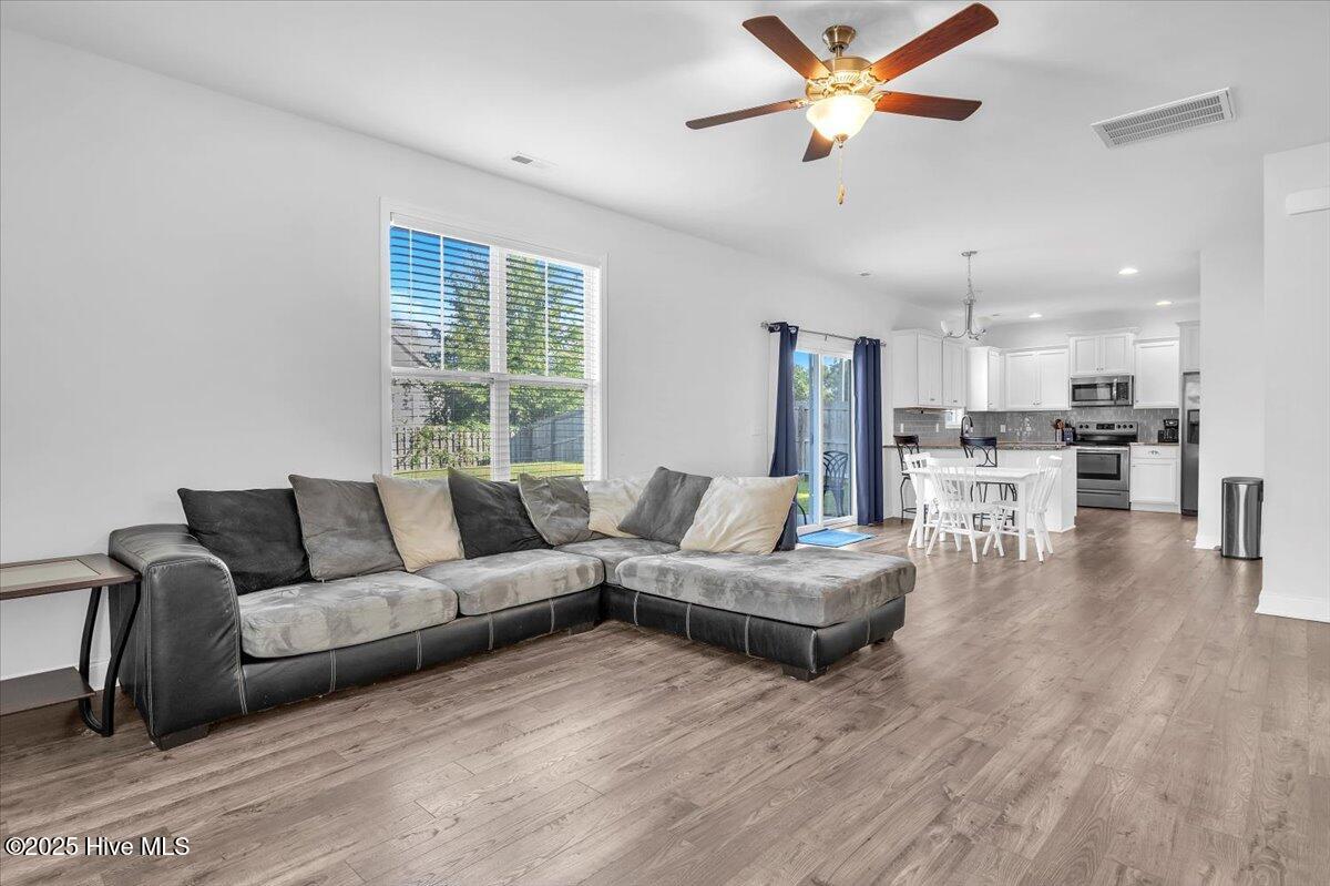 100532836 | Photo 12