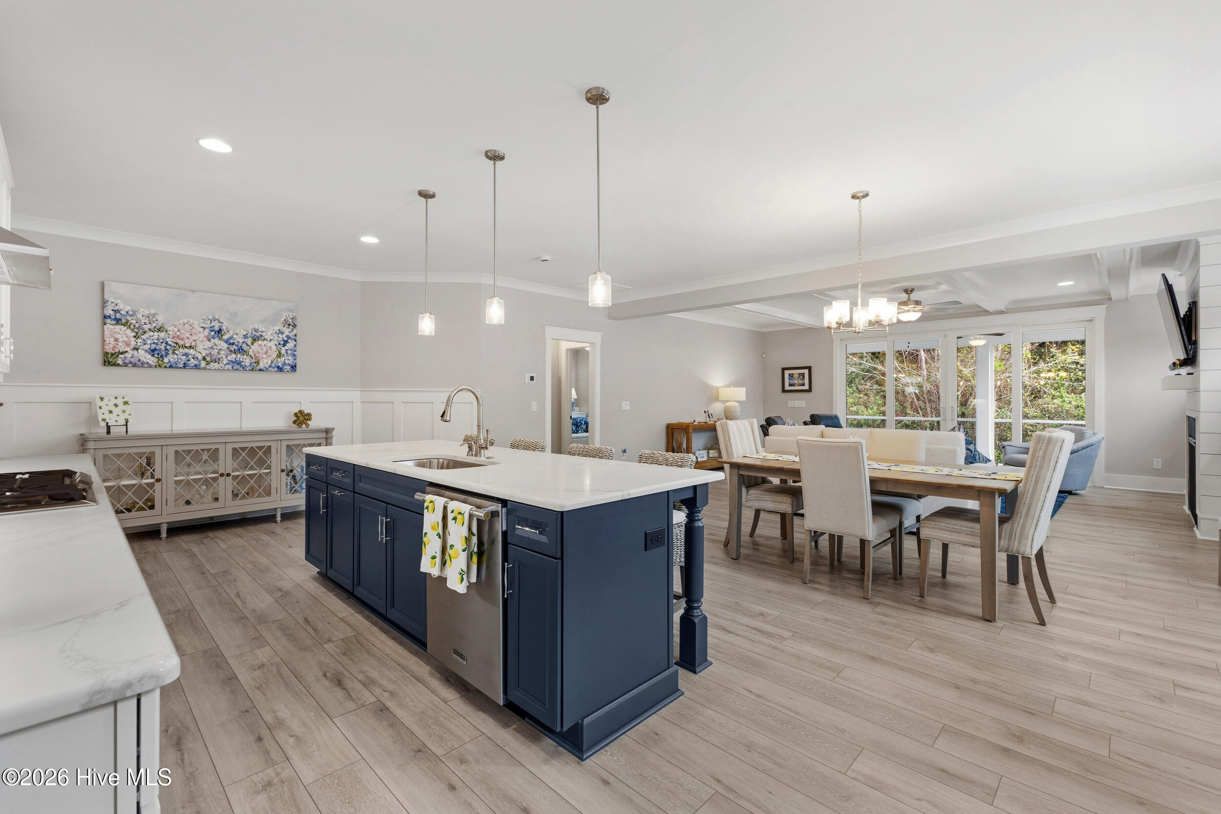 100560170 | Photo 25