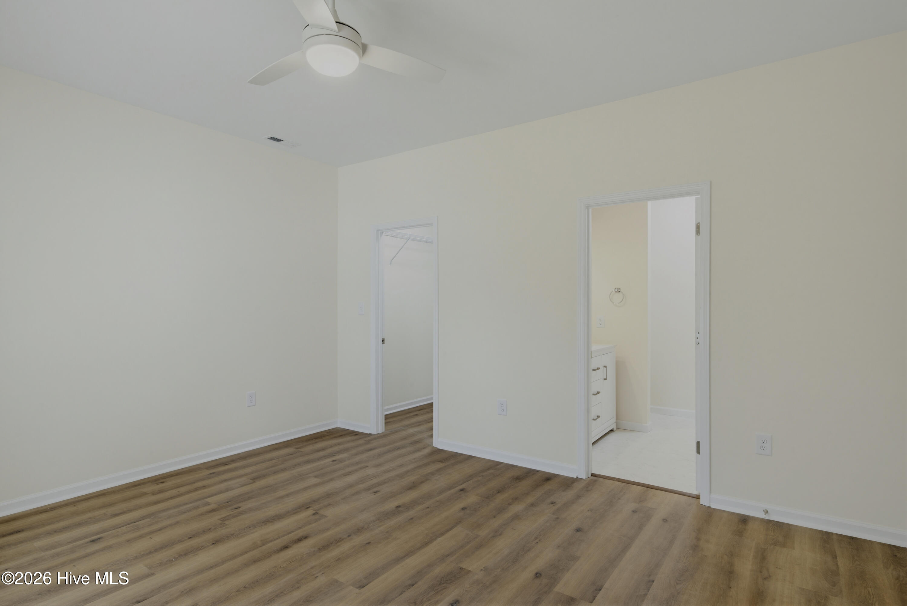 100563323 | Photo 13