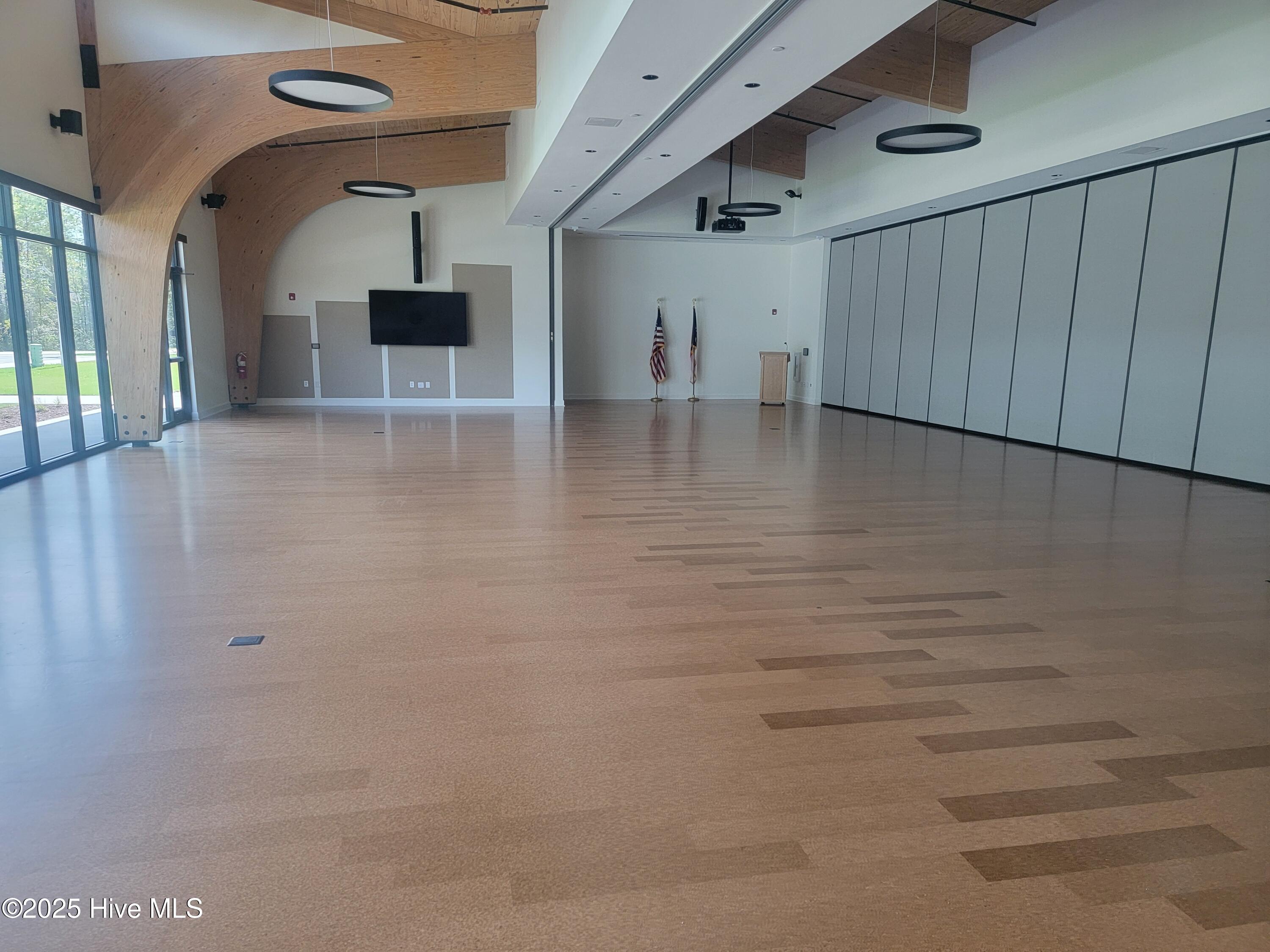 100558070 | Photo 74