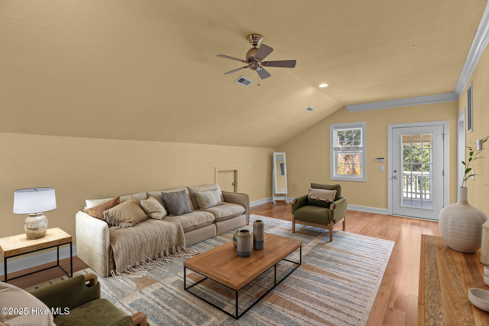 100540353 | Photo 35