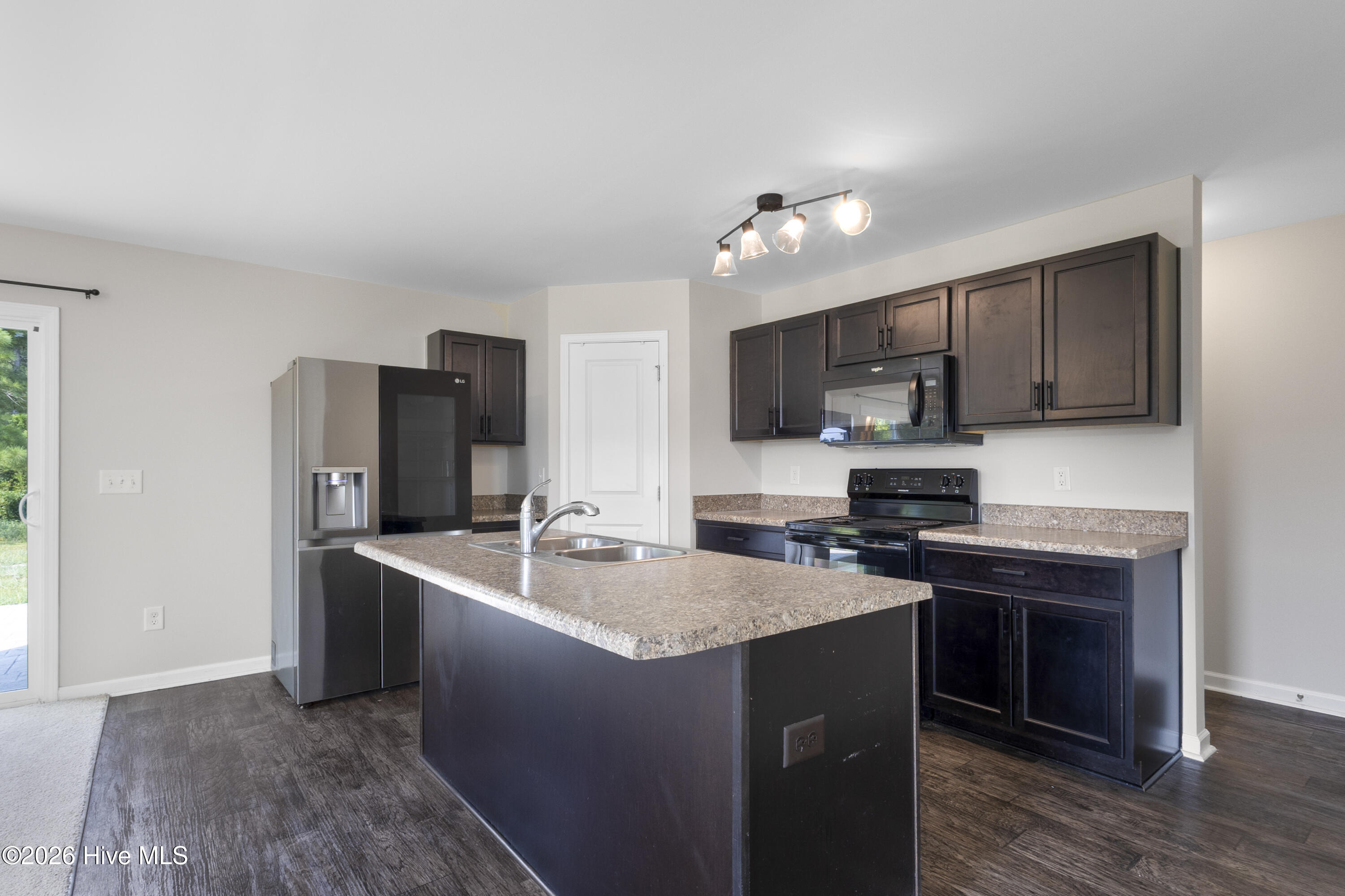 100590312 | Photo 10