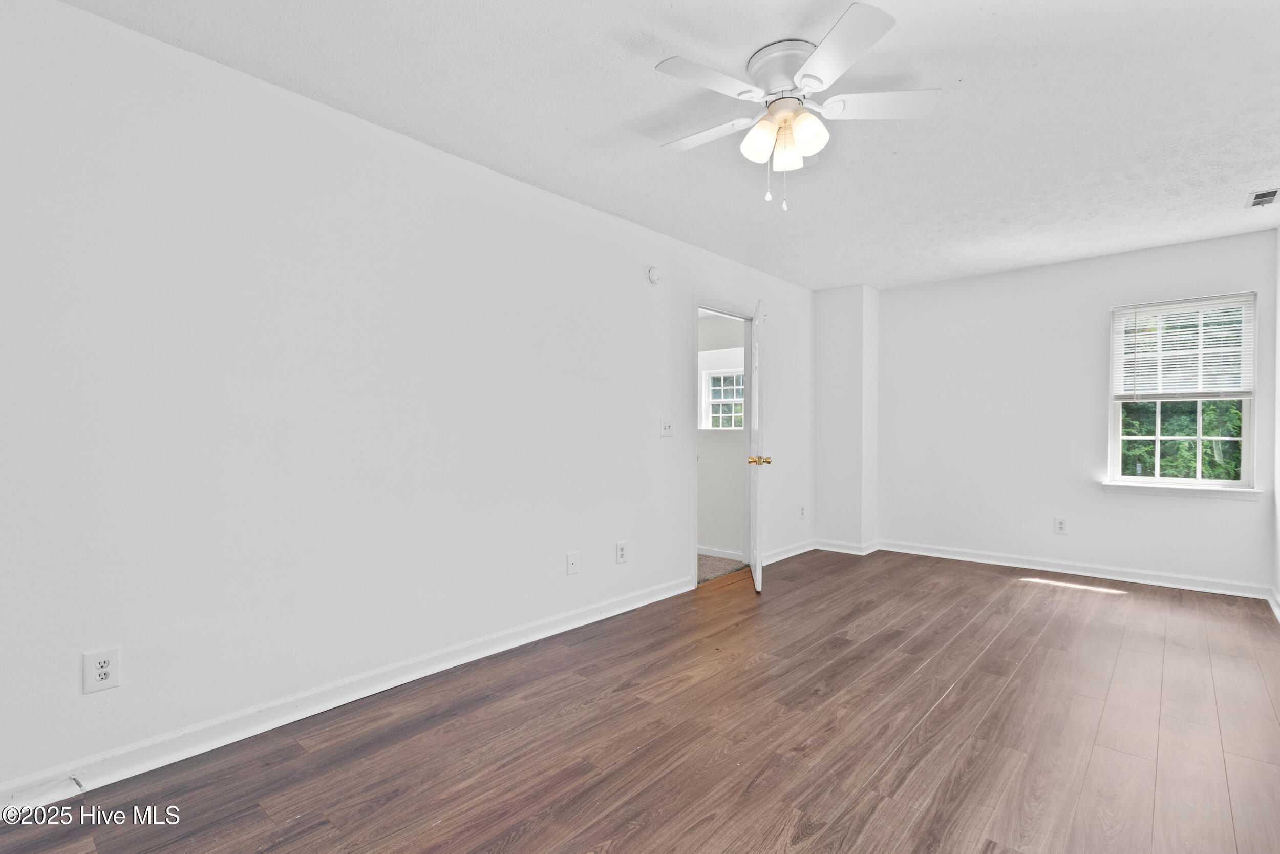 100531865 | Photo 24