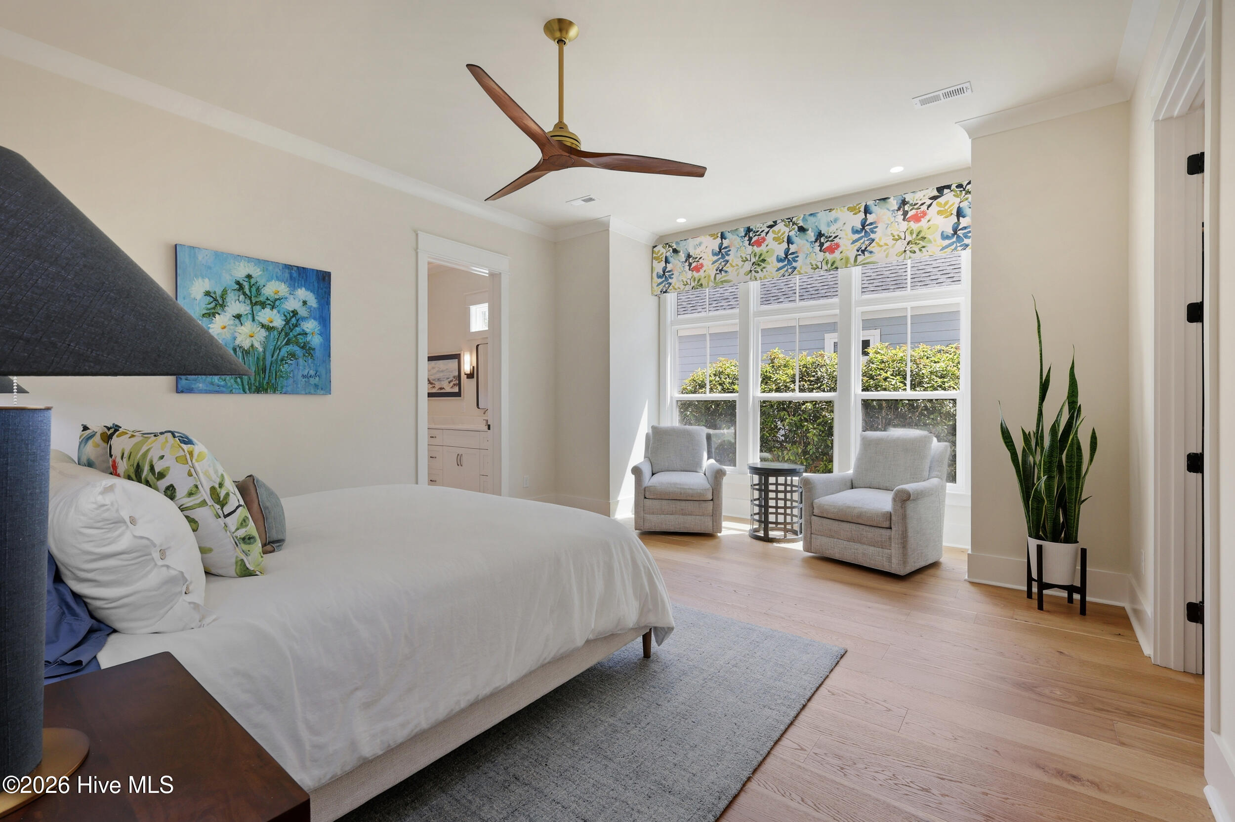 100566937 | Photo 32