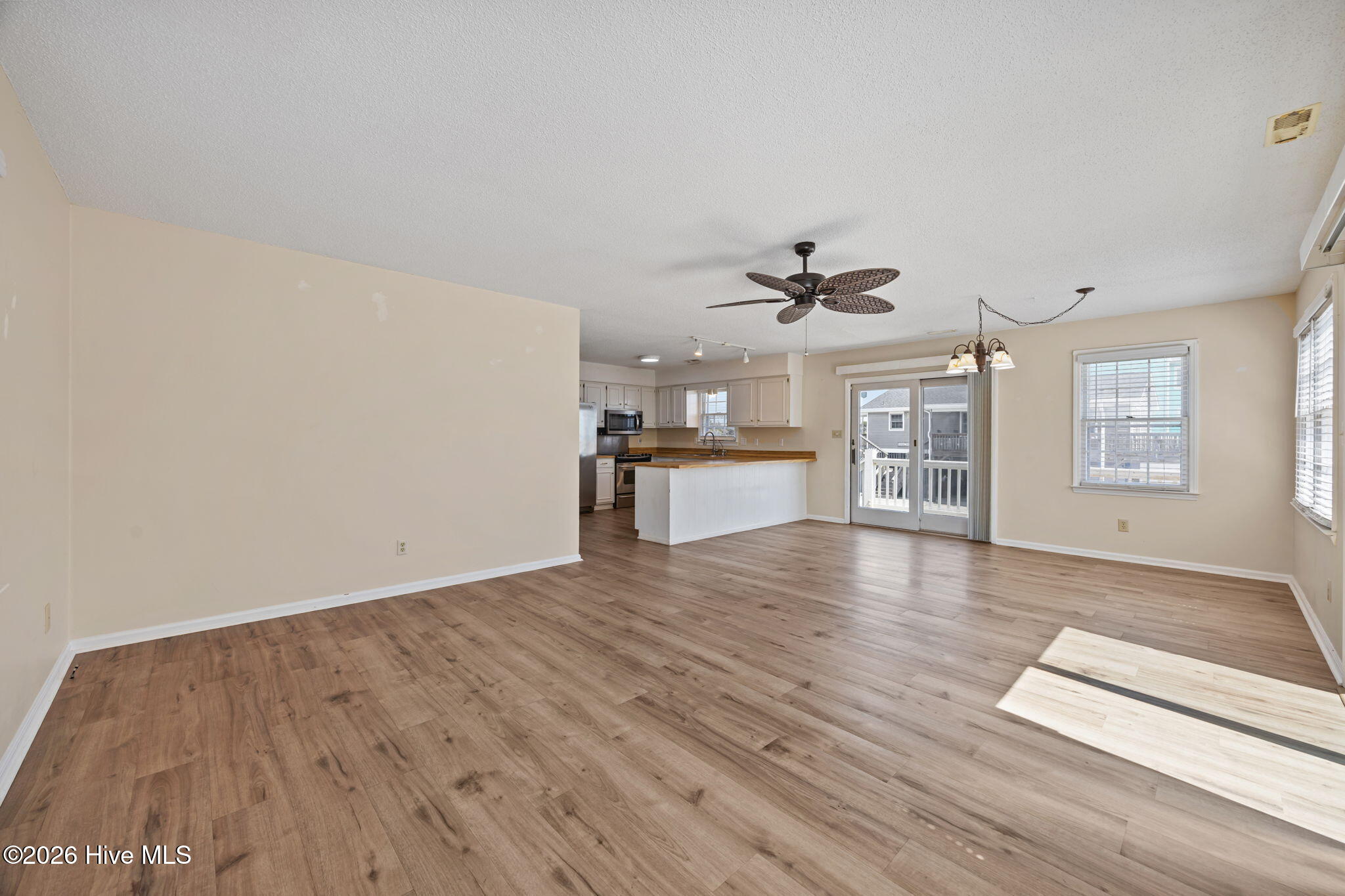 100562475 | Photo 15